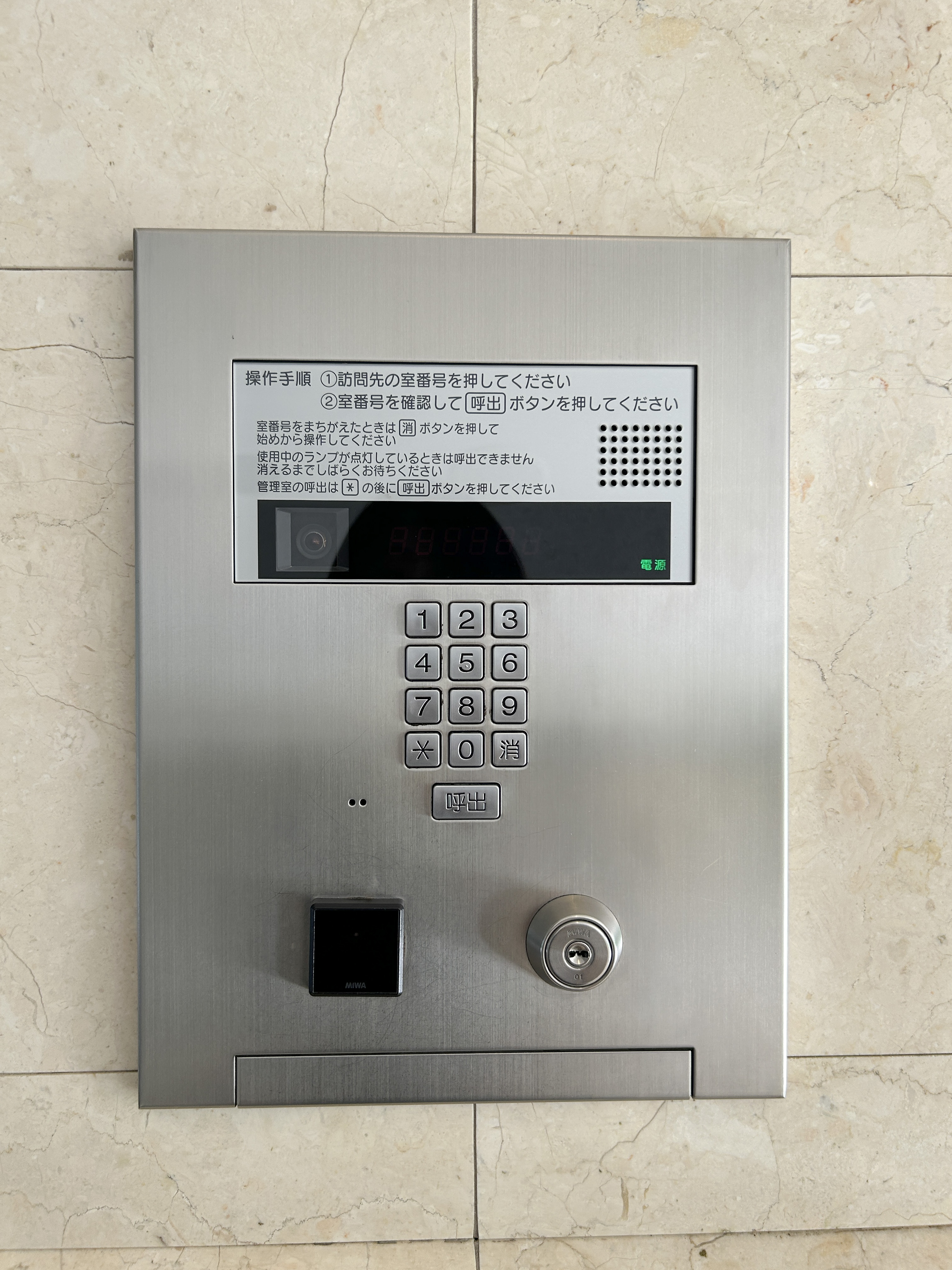 玄関付近のインターホンシステムが写っている