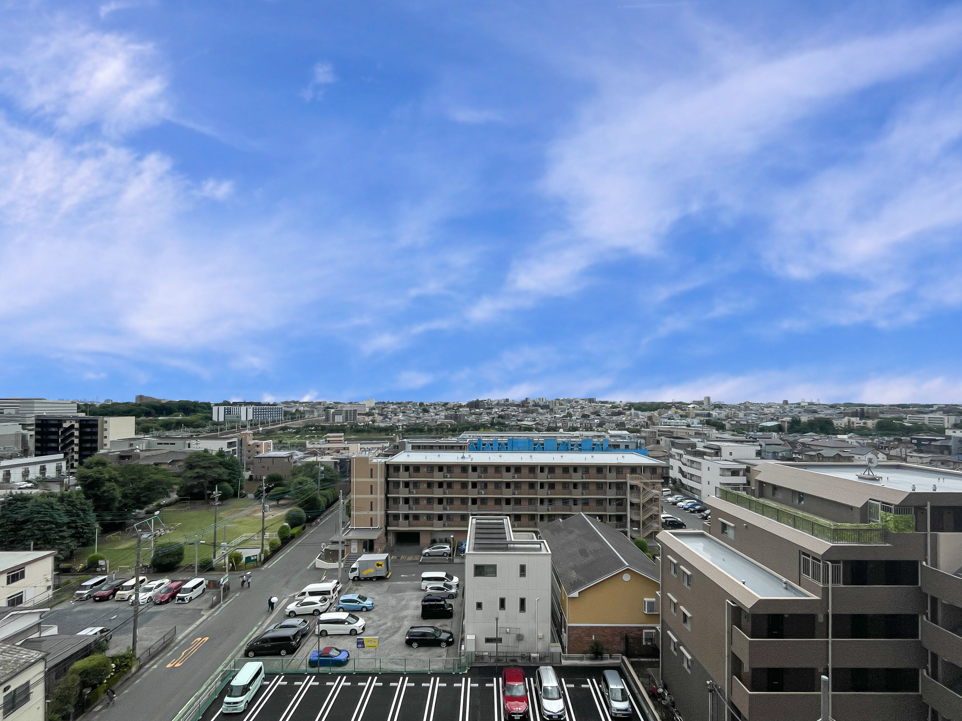 道路や建物などの周辺エリアの写真