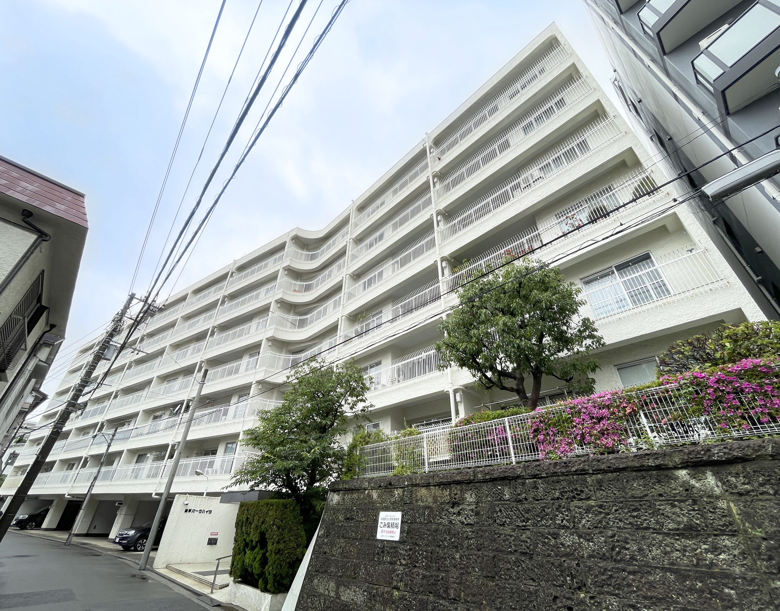 山手パークハイツの外観写真。建物の正面から捉えた画像です。