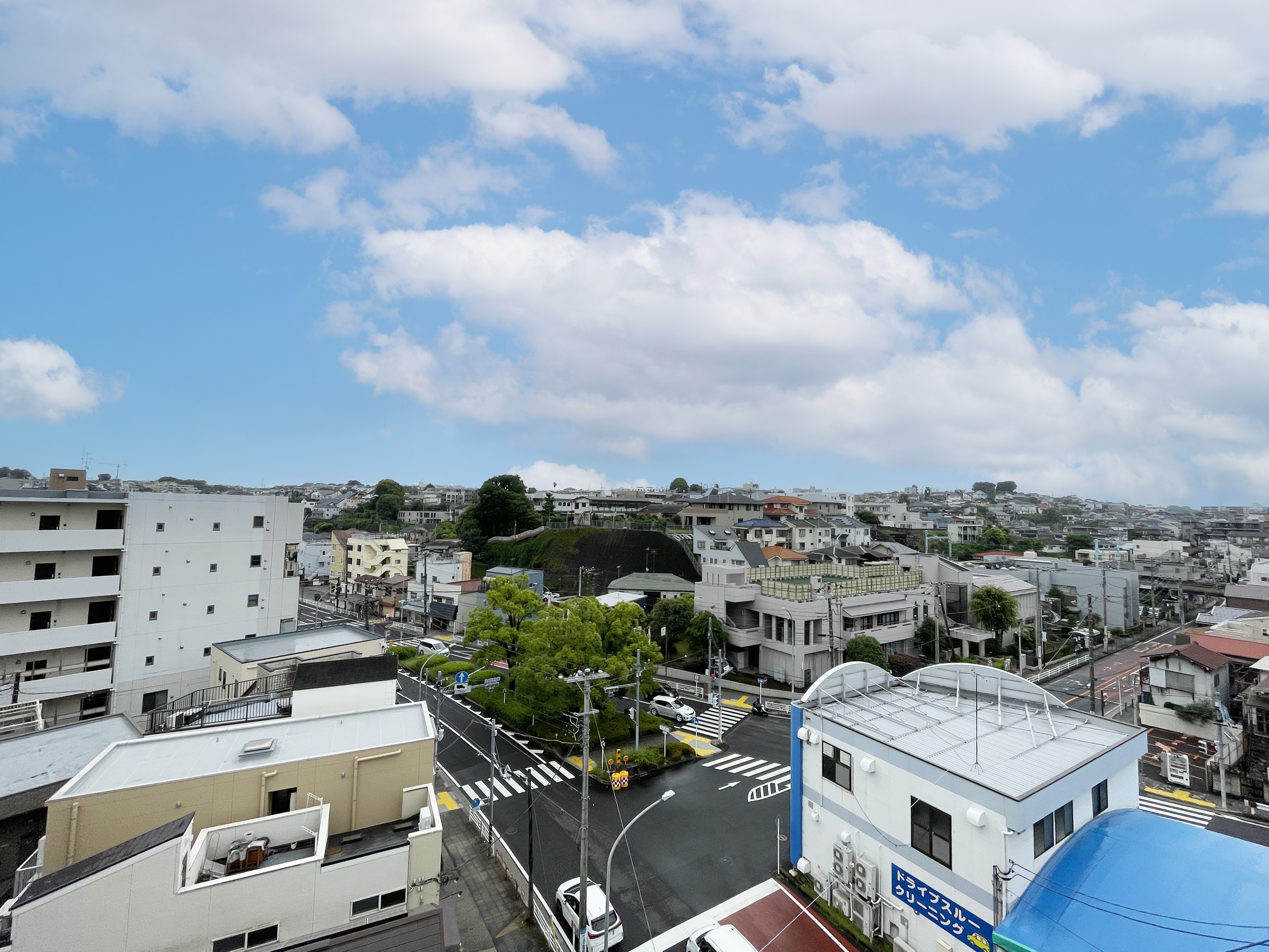 周辺の風景と道路、緑地を含む周辺環境の写真。