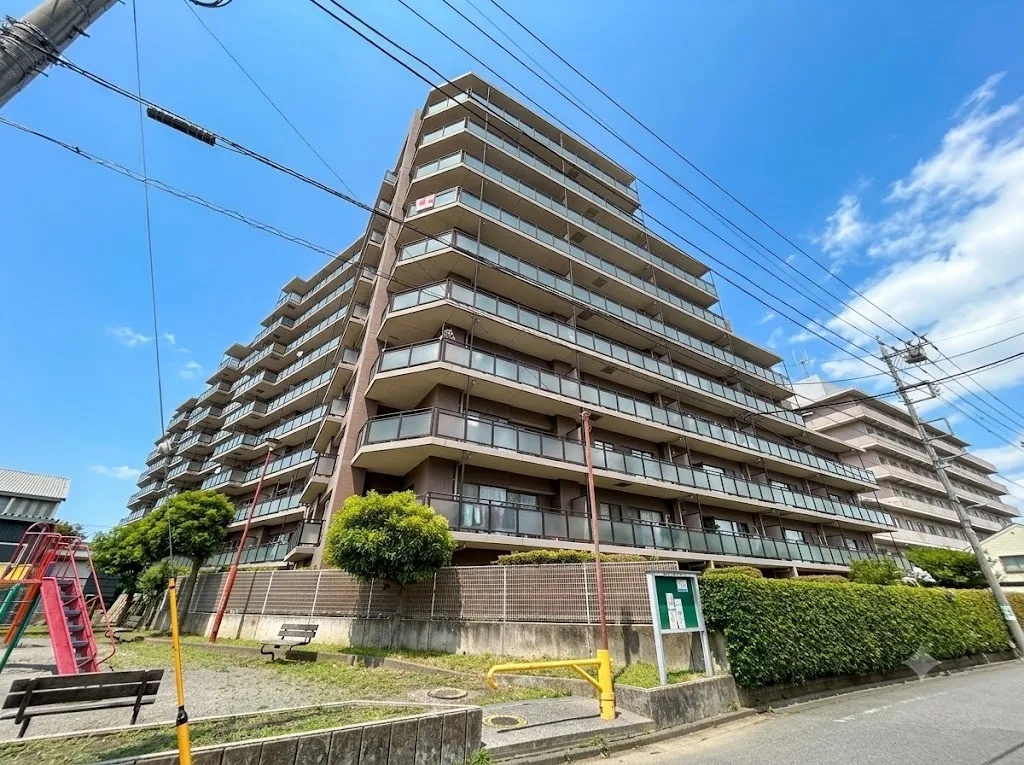 マンションの外観を撮影した建物全体の写真