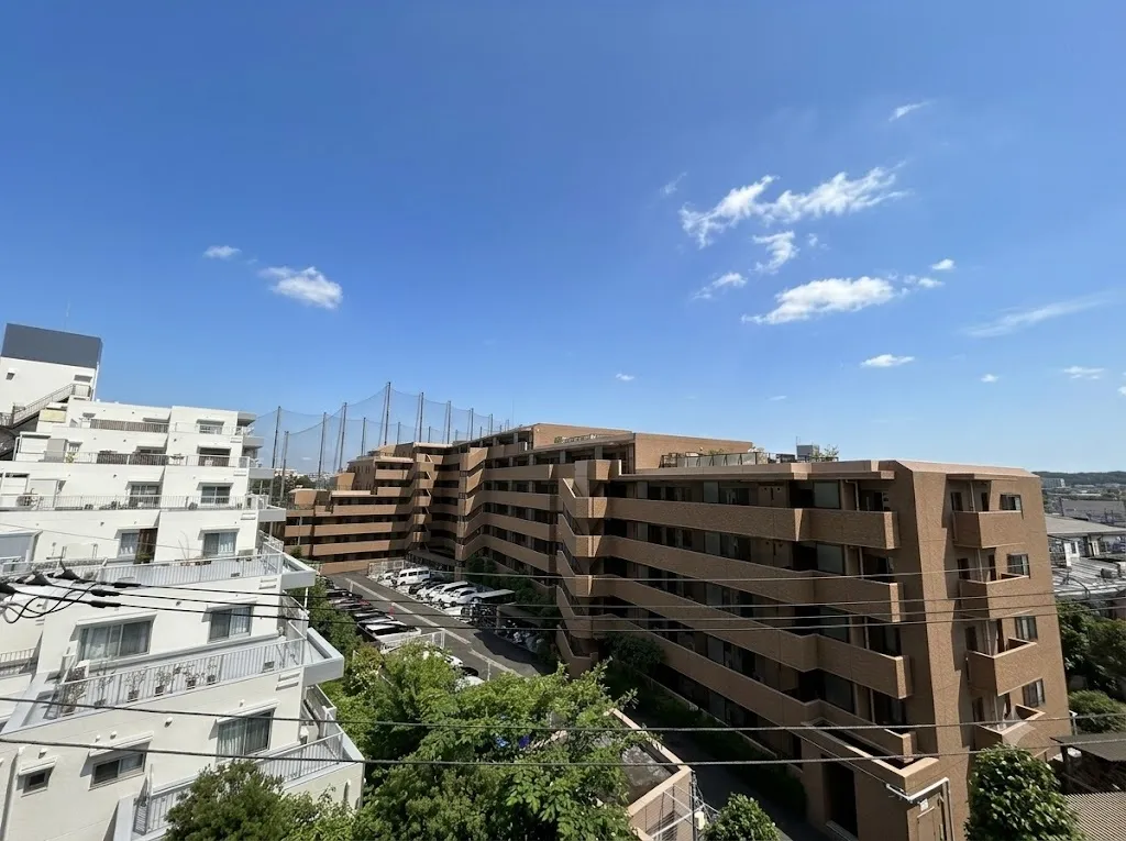 建物の外観を捉えた画像で、周辺環境も含まれているが主役は建物自体