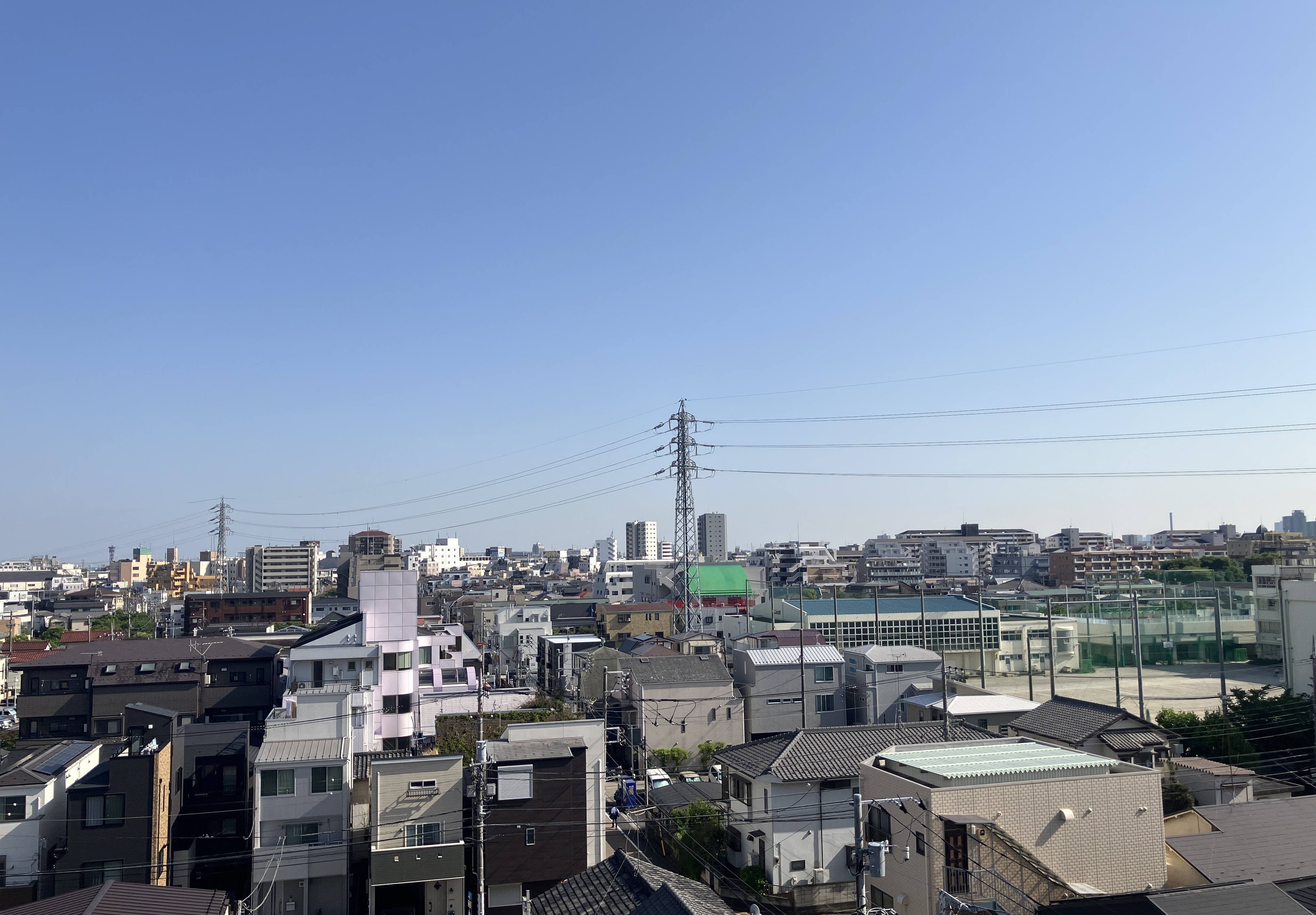 眺望:窓やバルコニーからの市街地の景色を捉えた画像