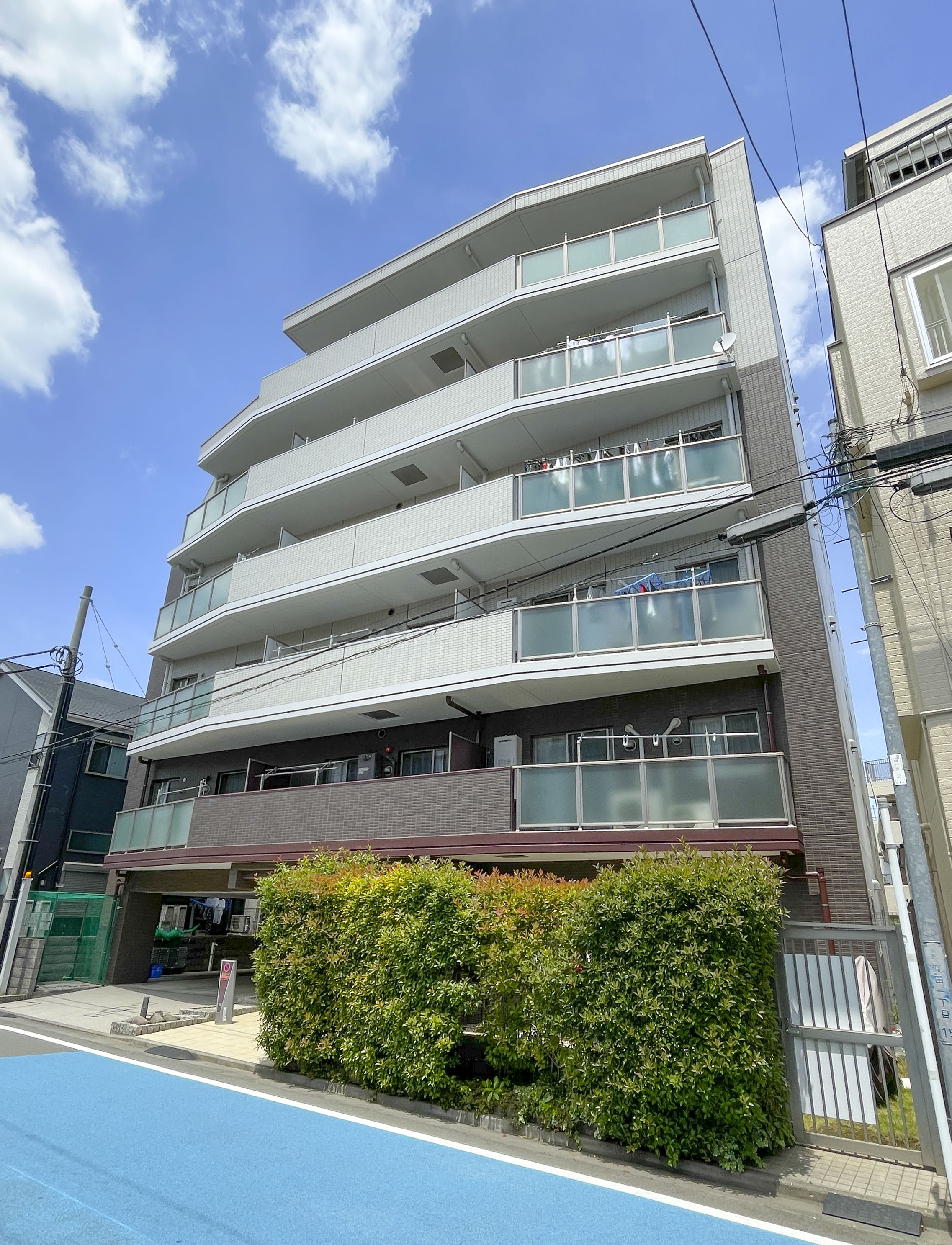 リッシュレジデンス川崎の外観写真（バルコニーや周辺環境が写っている）