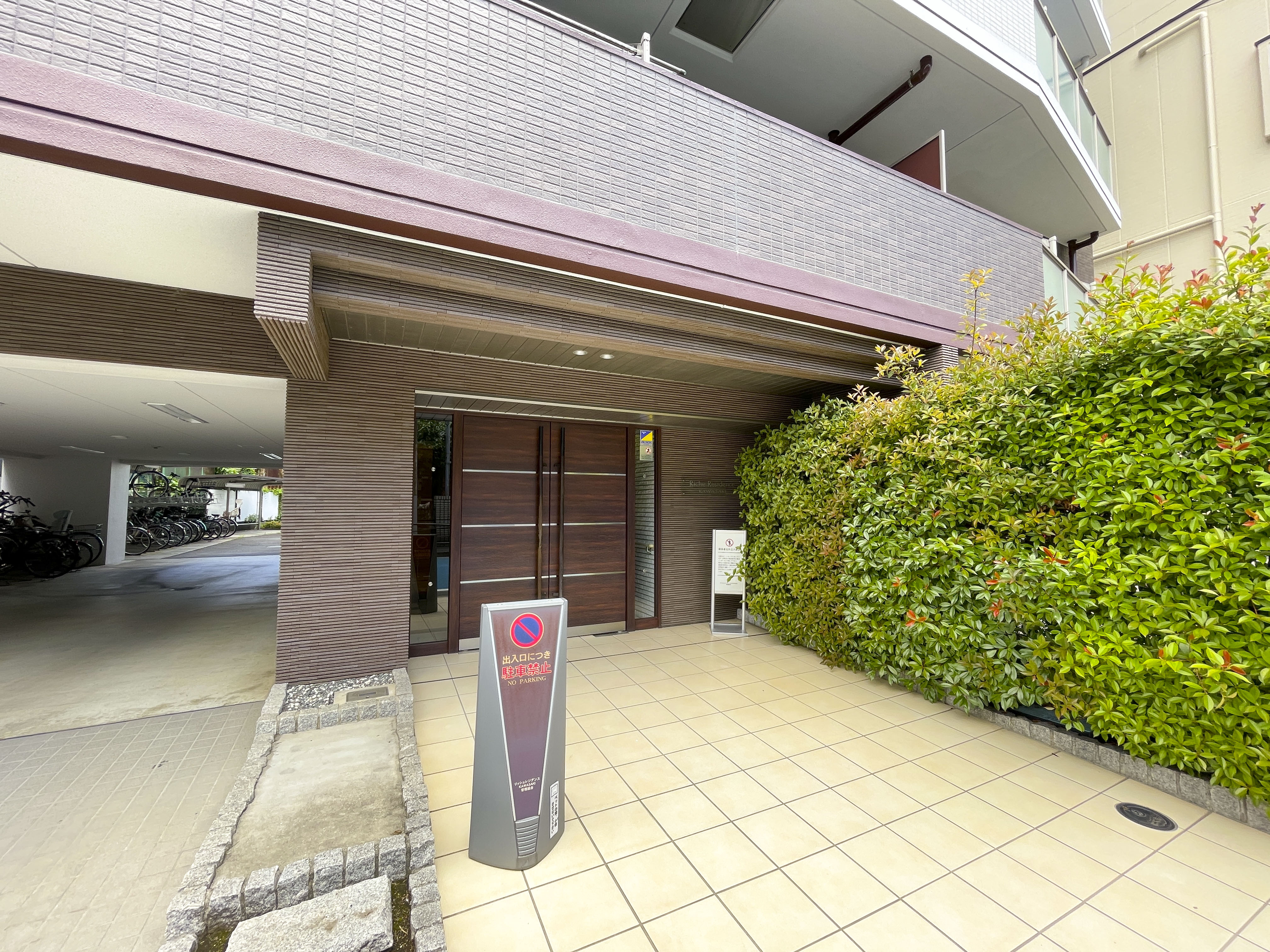 建物の外観（入口、駐車場、植栽）が主体の写真