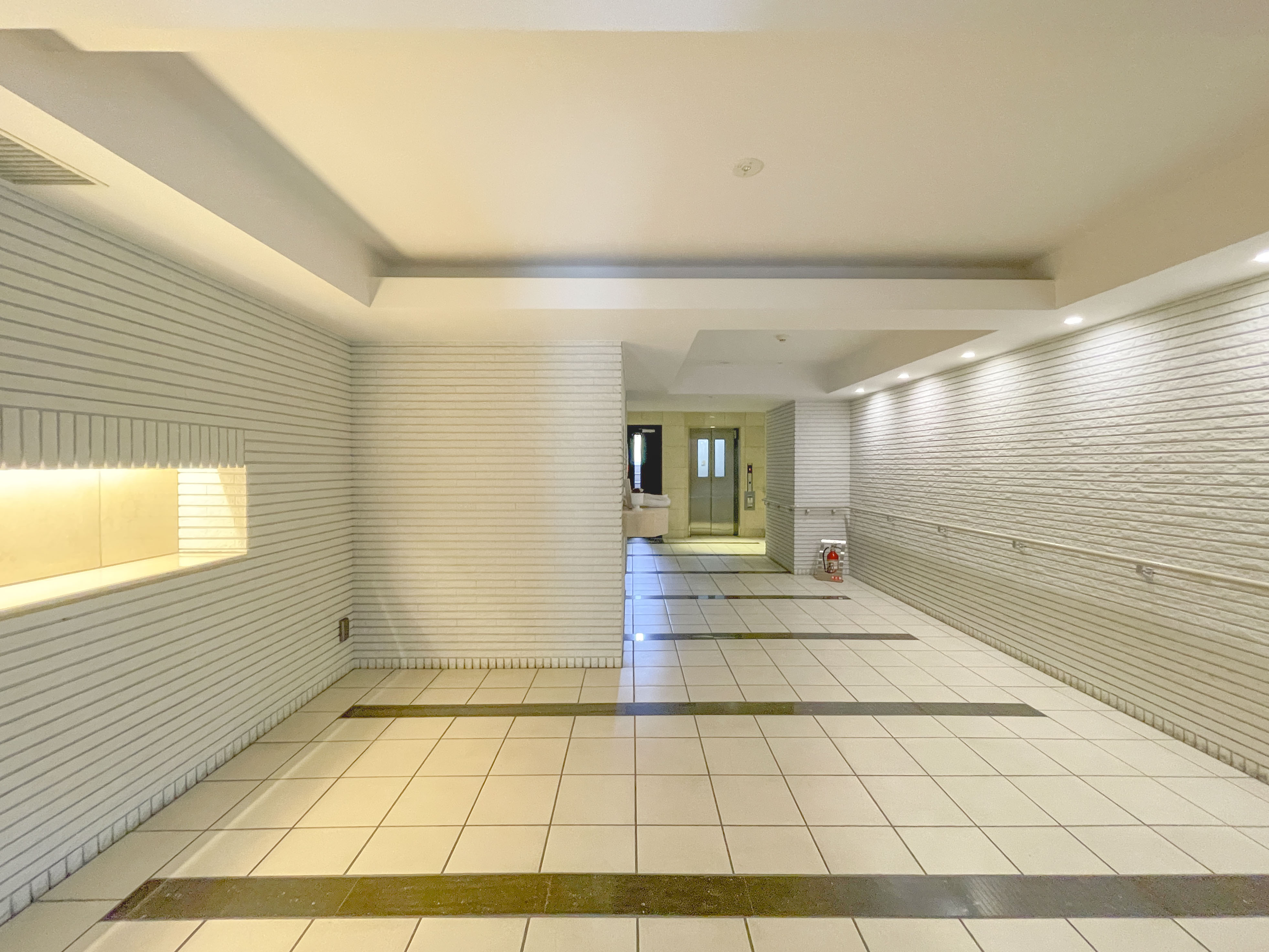 共用廊下とエレベーターの写真