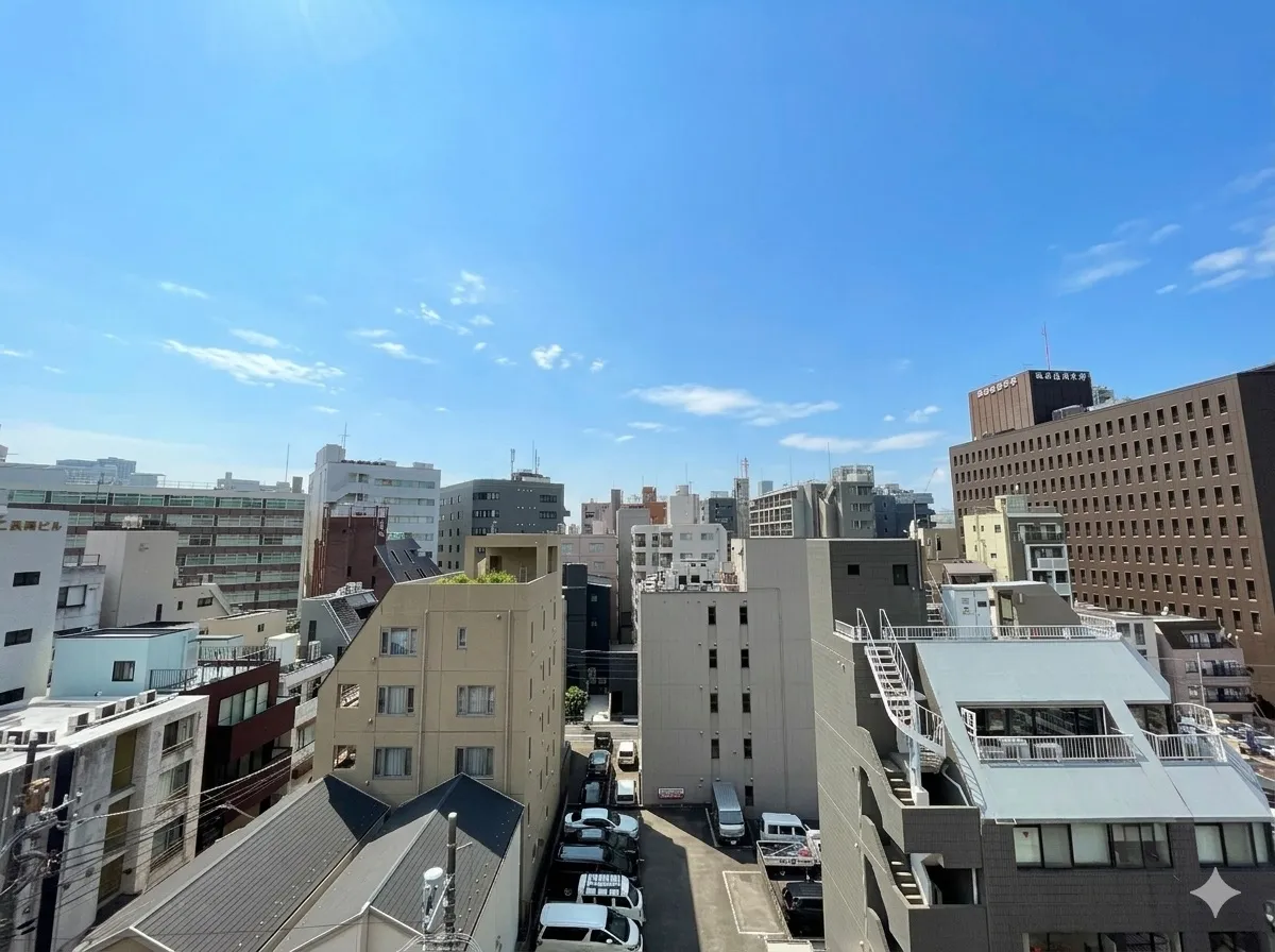 窓やバルコニーからの都市景観を主体とした写真