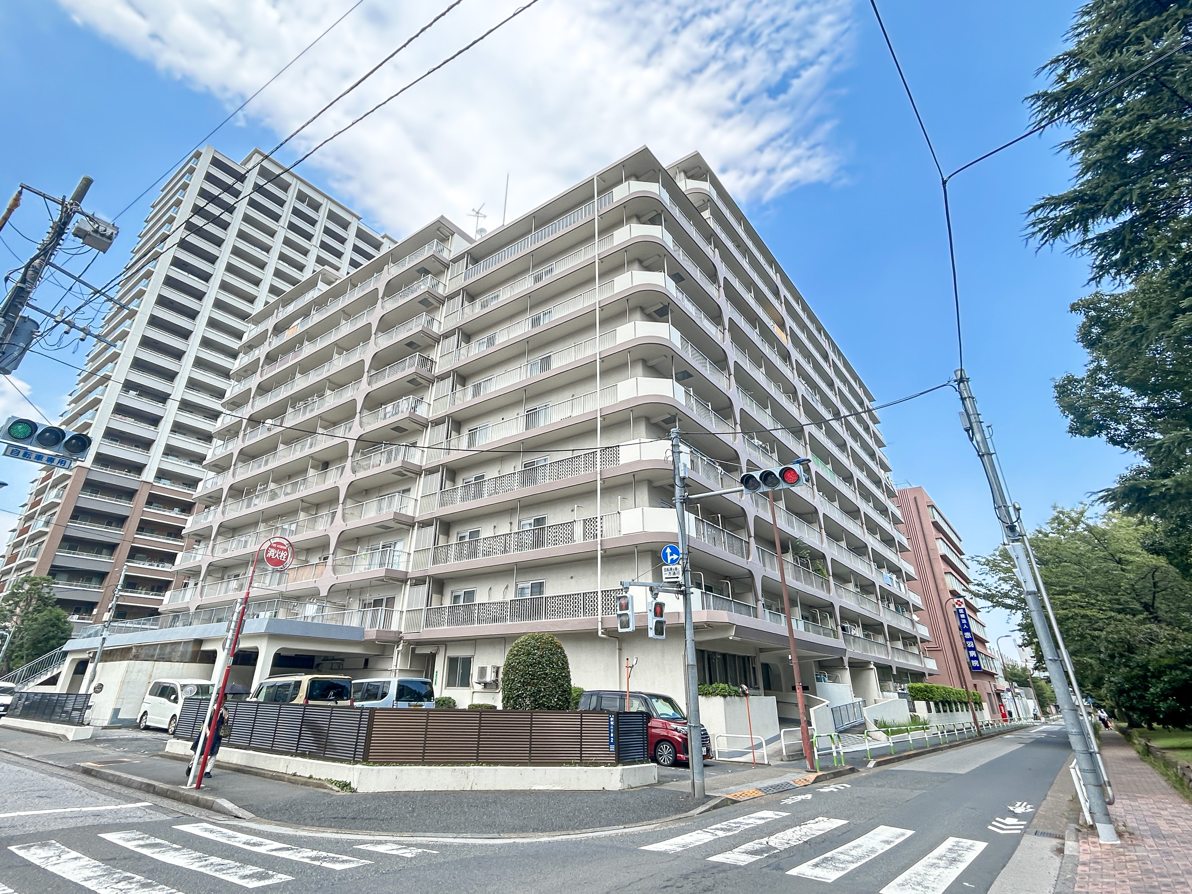 建物の外観が中心で、バルコニーと周辺道路を含む全体像を撮影した画像
赤羽スカイハイツの外観写真