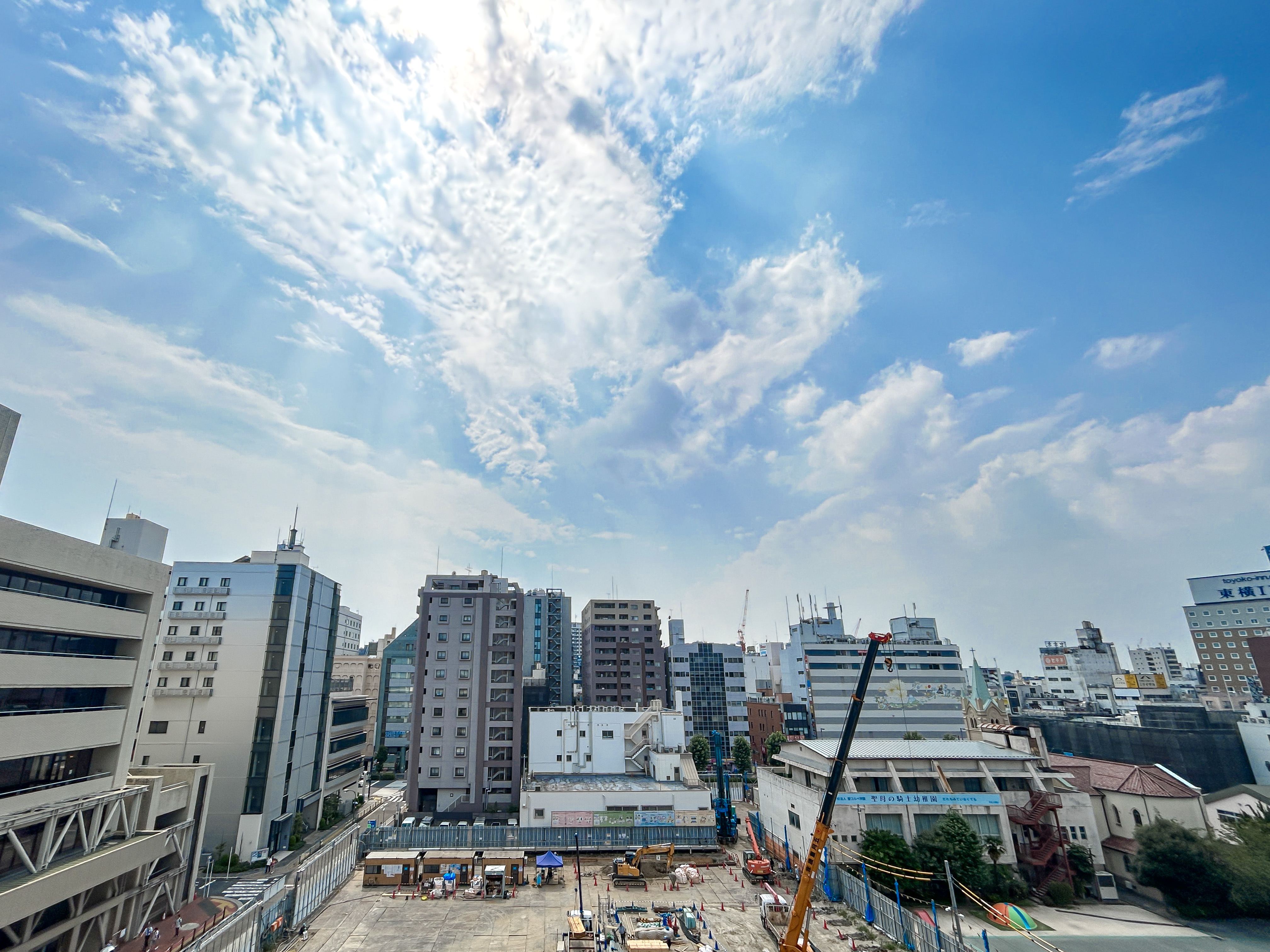 周辺環境:都市の建物群と建設現場を含む周辺環境の広角写真
赤羽スカイハイツ周辺環境