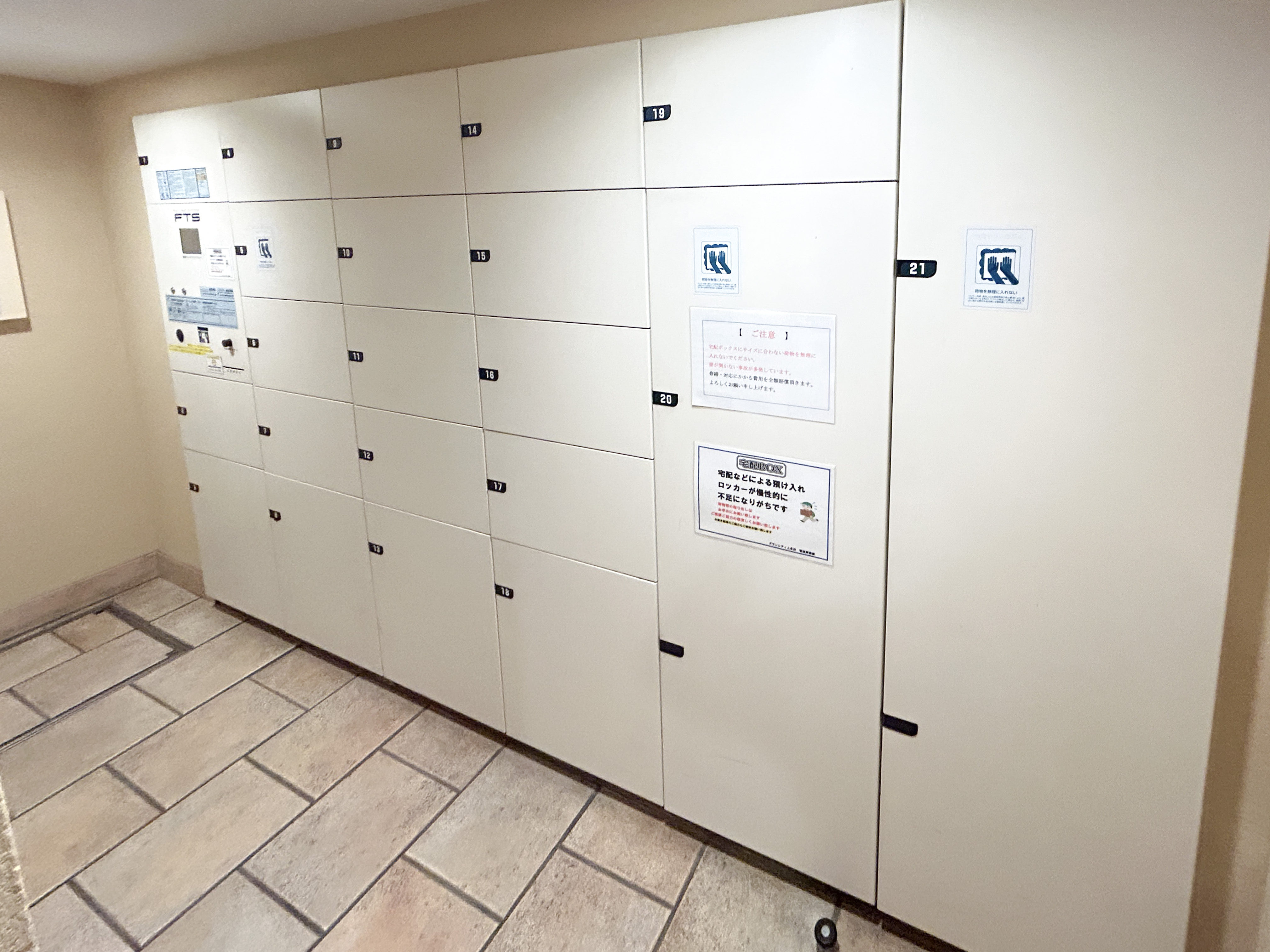 廊下に設置された収納ボックスが主体の共用部分