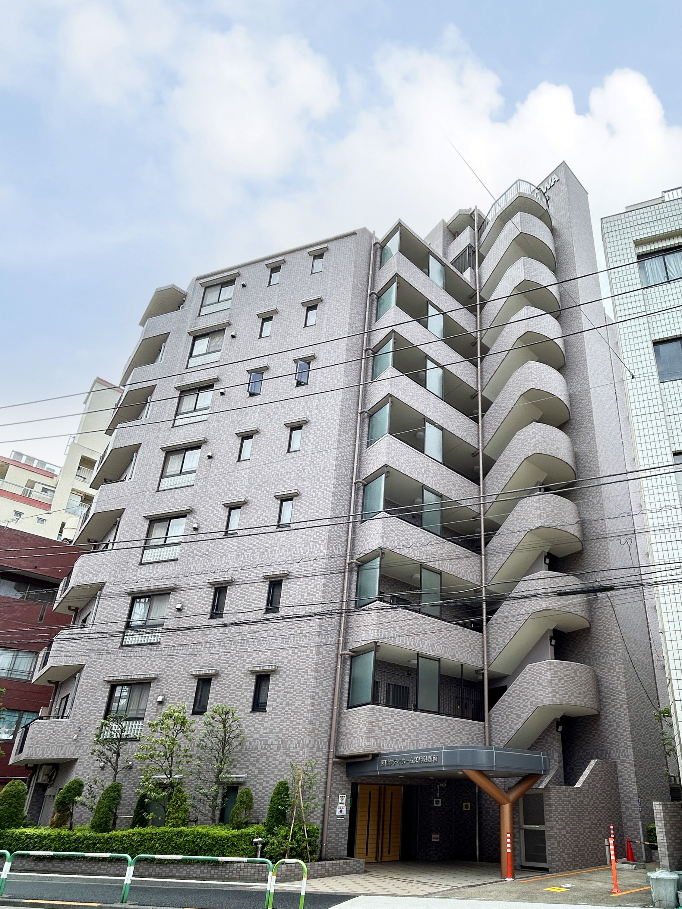 藤和シティホームズ駒込駅前の建物外観全体を撮影した画像で、建物の外壁とエントランスが写っています