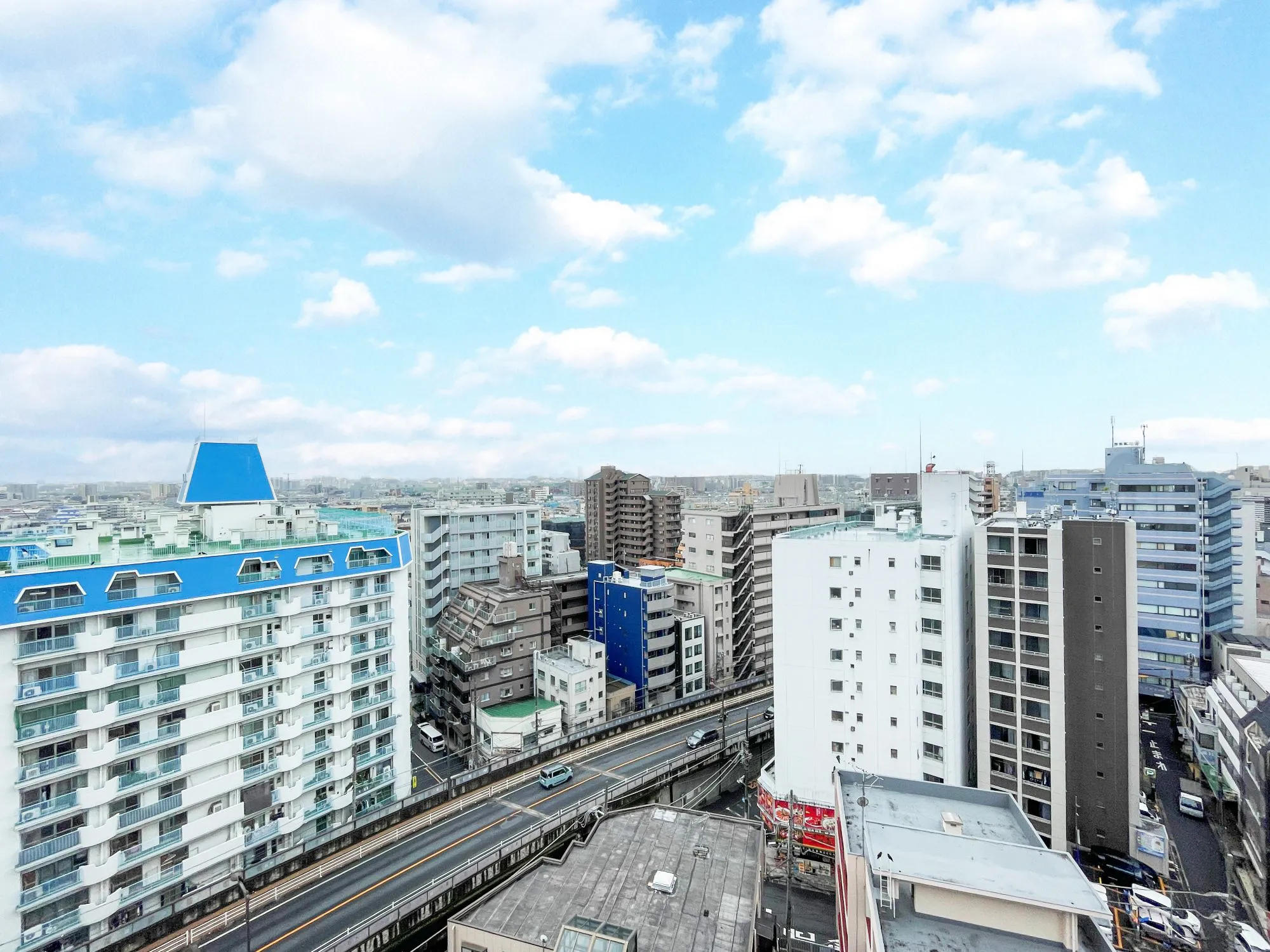 道路や周囲の建物を含む都市の景観を捉えた画像