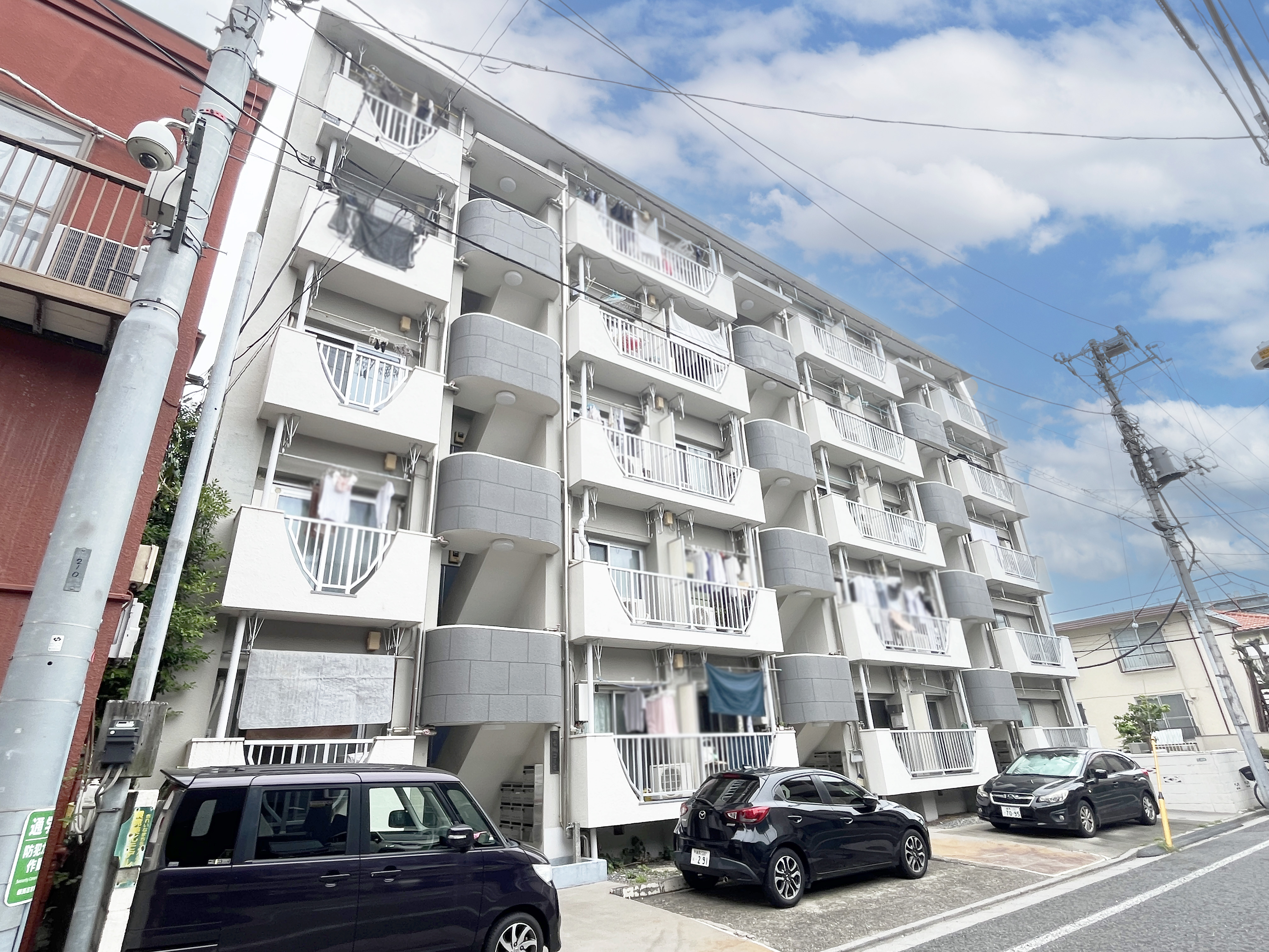 アパートの外壁やバルコニーが主体の建物外観写真