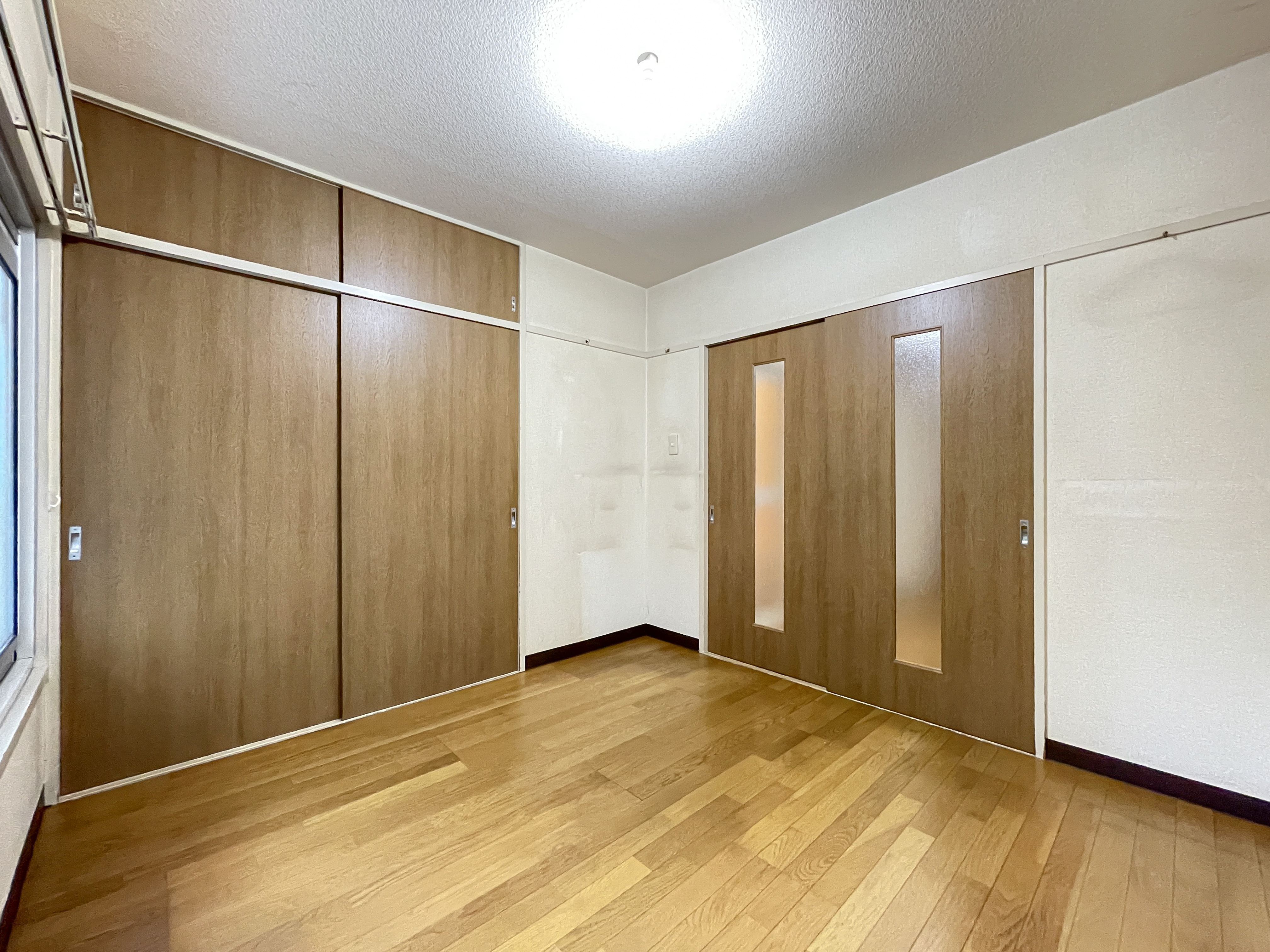 洋室の内部を撮影した室内写真
