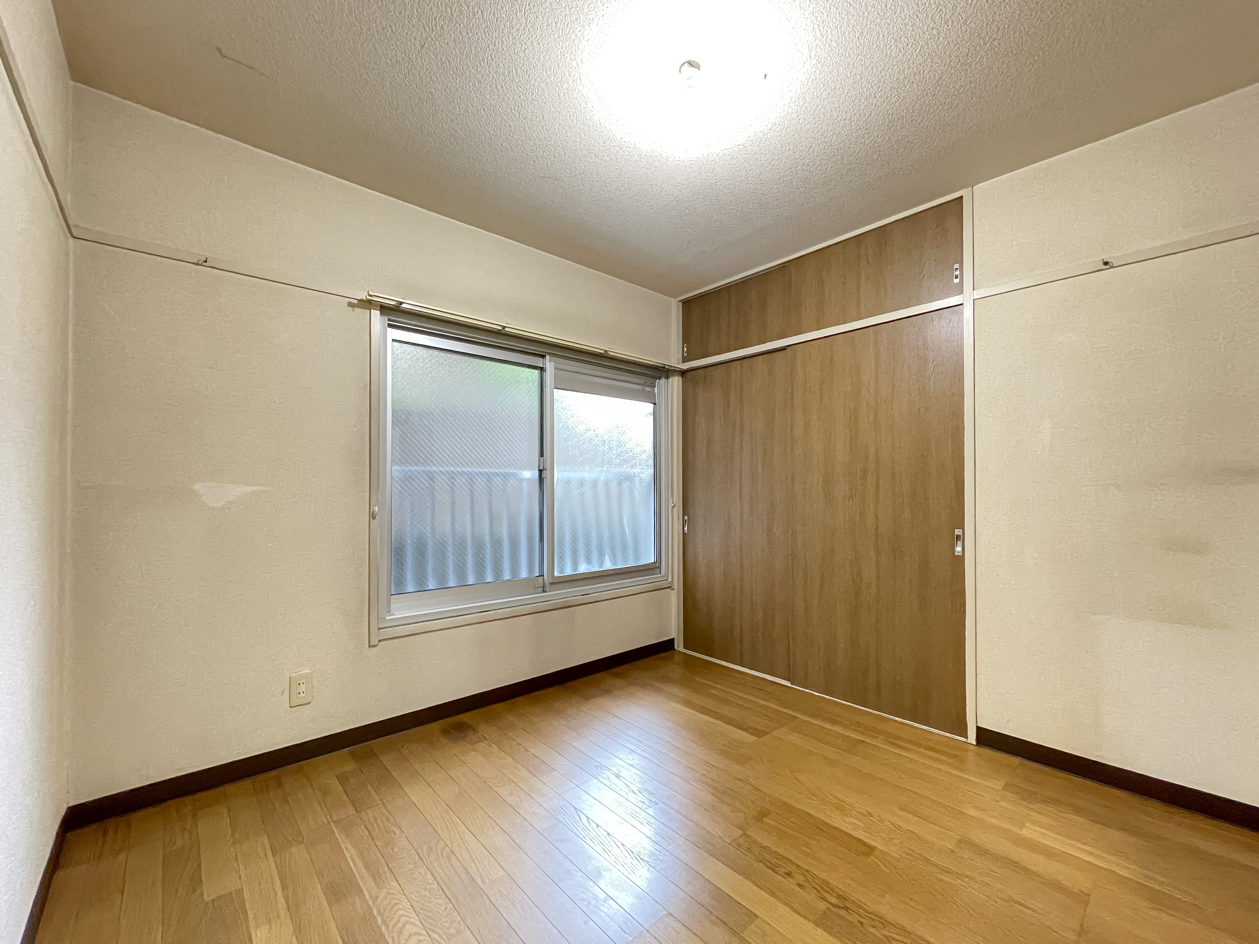 洋室の室内を撮影した単独部屋の写真
