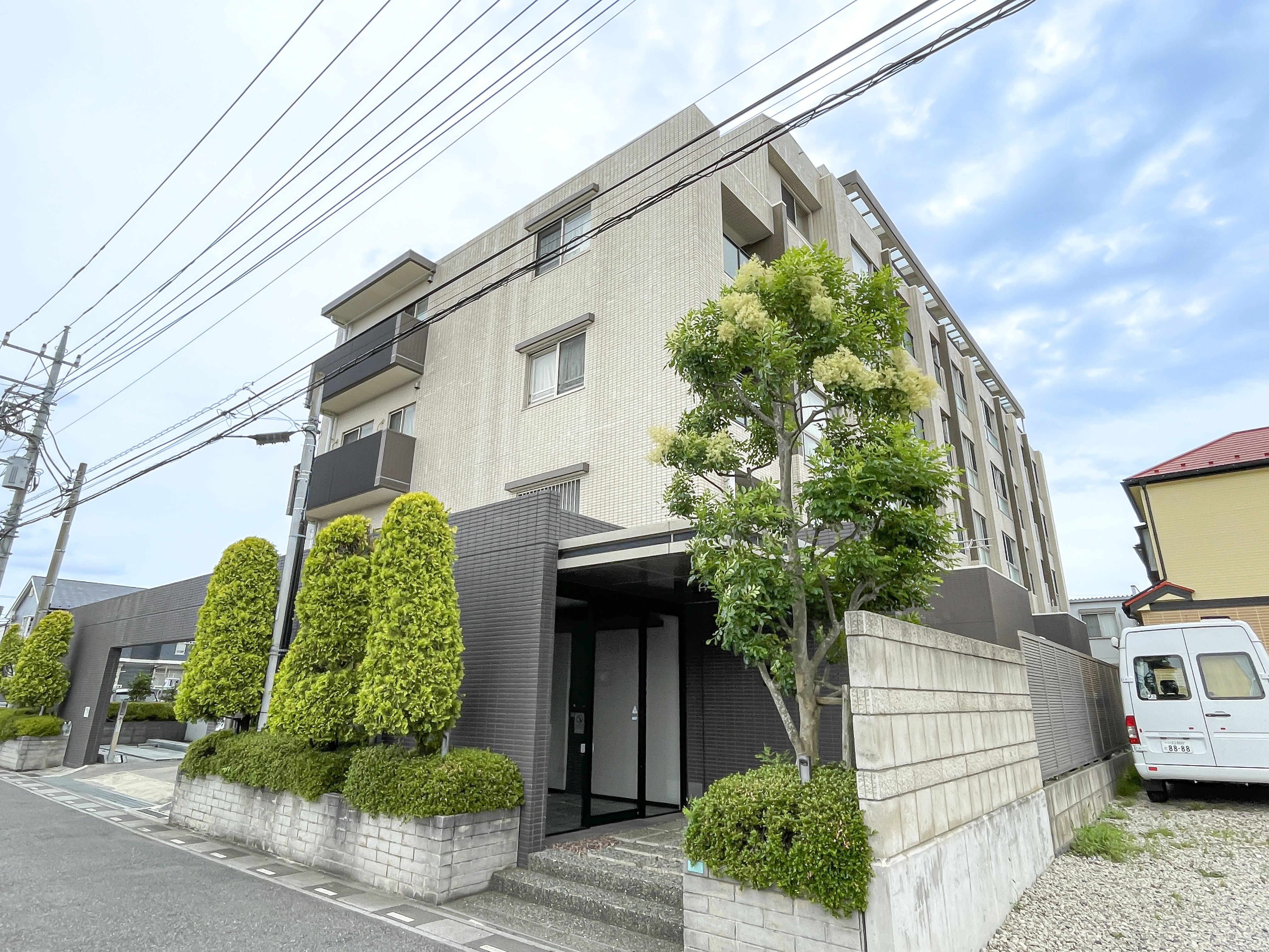 建物の外観全体を捉えた写真