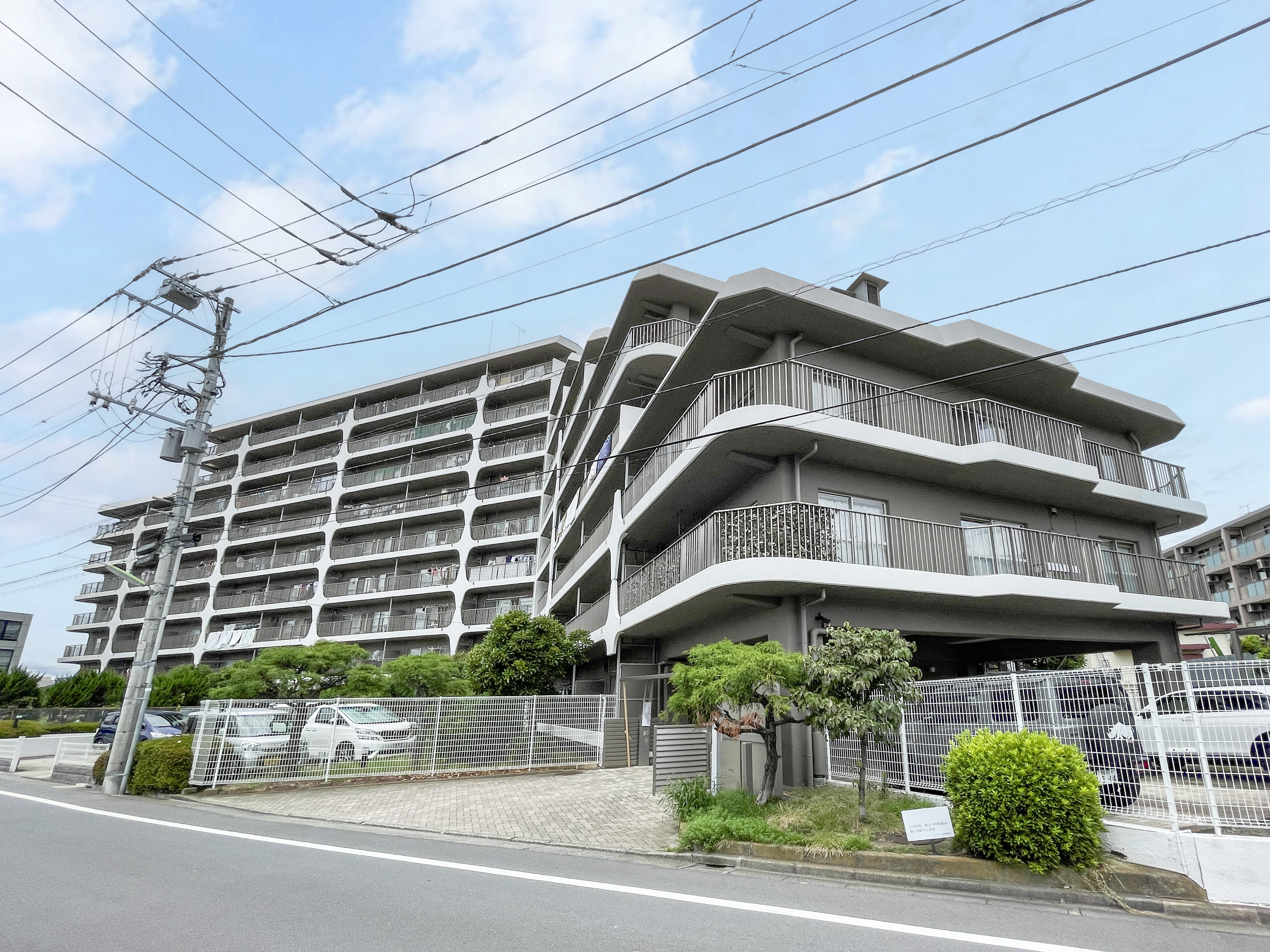 建物の外観全体を撮影した画像