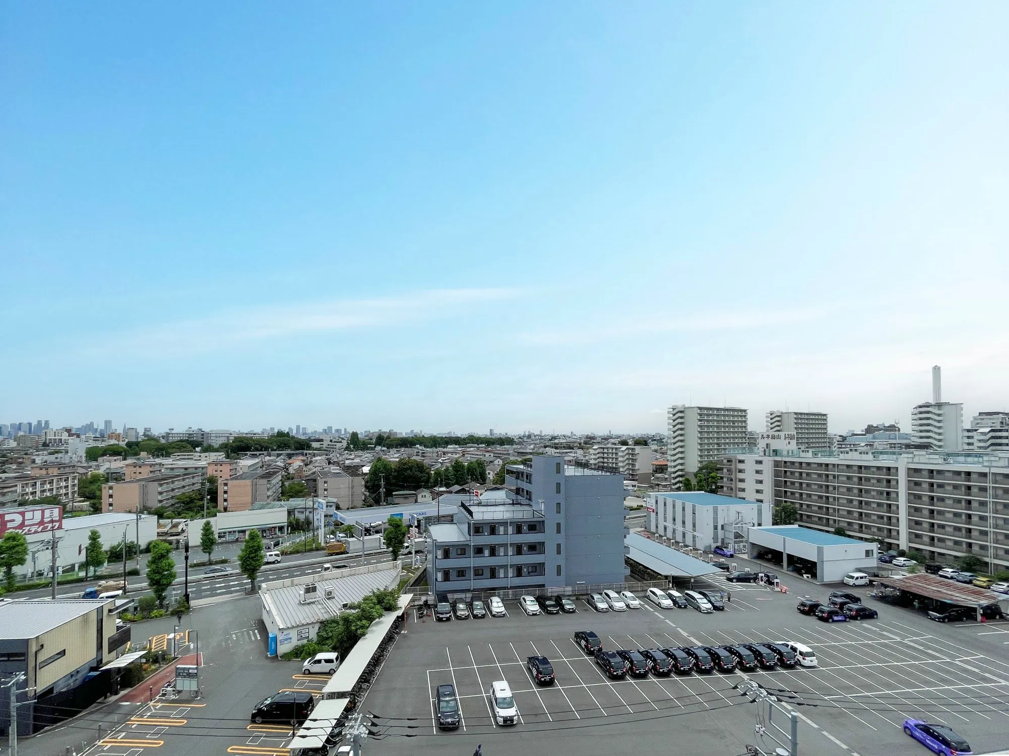 駅や道路、駐車場を含む周辺施設が中心の都市景観