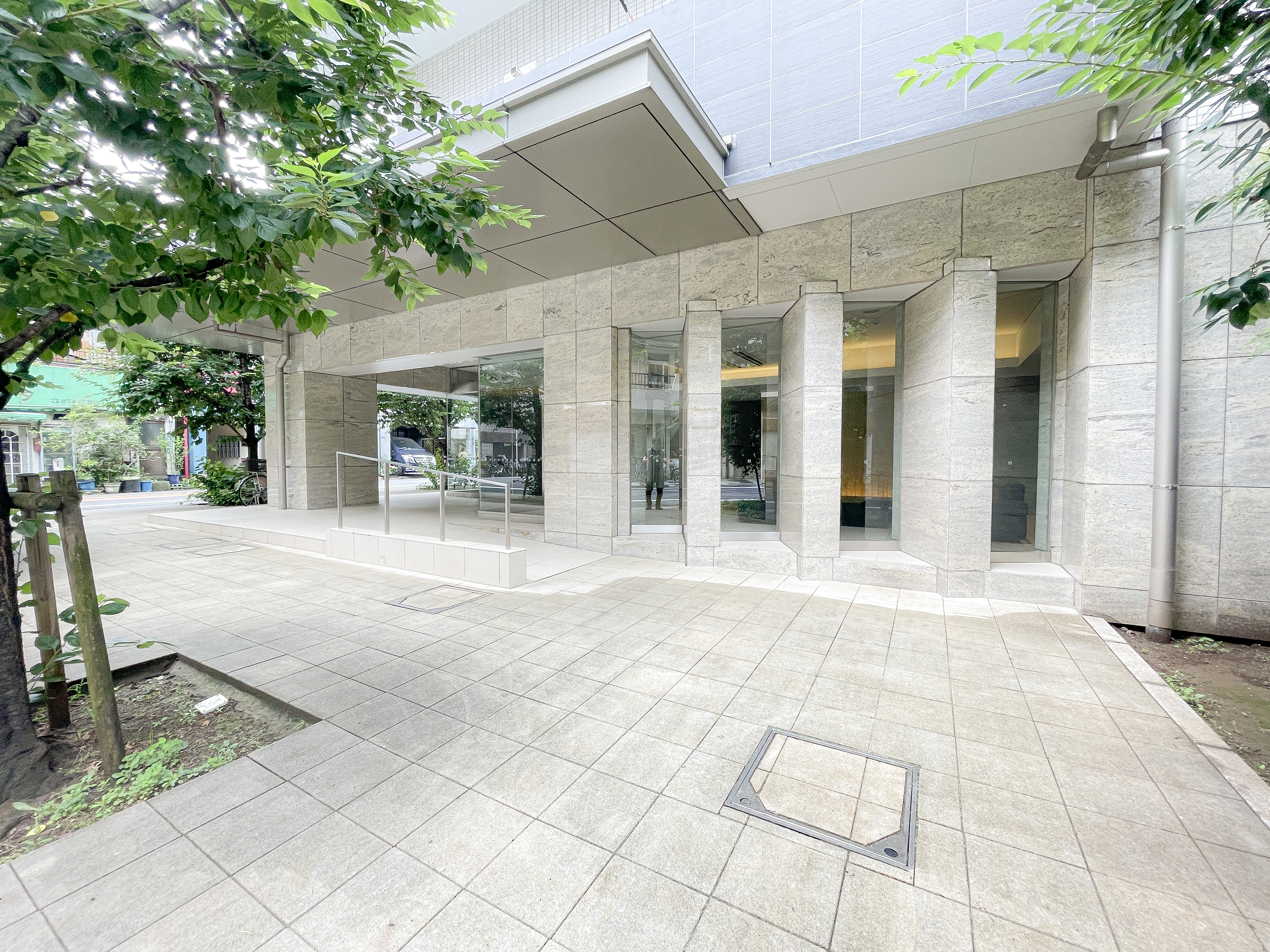 建物の外観全体が写った画像
