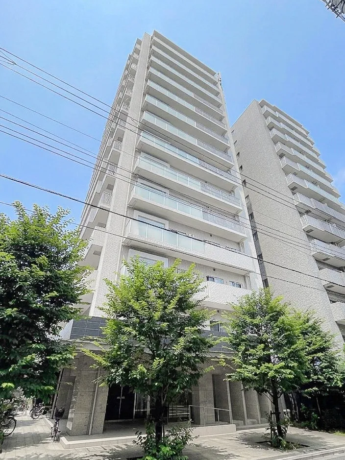 高層マンションの外観を主体に撮影された写真