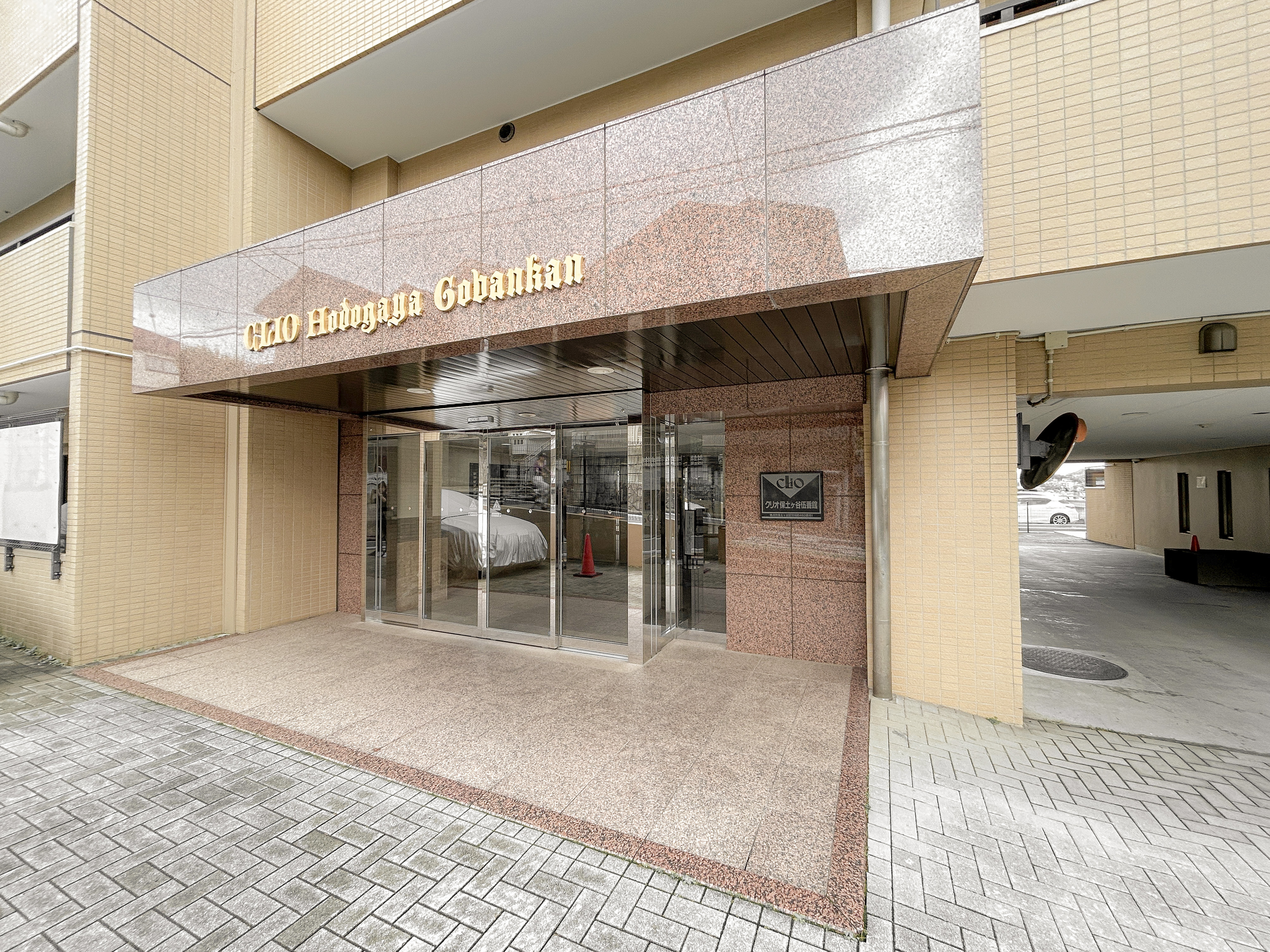 建物の入口部分（ガラス扉、看板、周辺エリア）が主体の画像