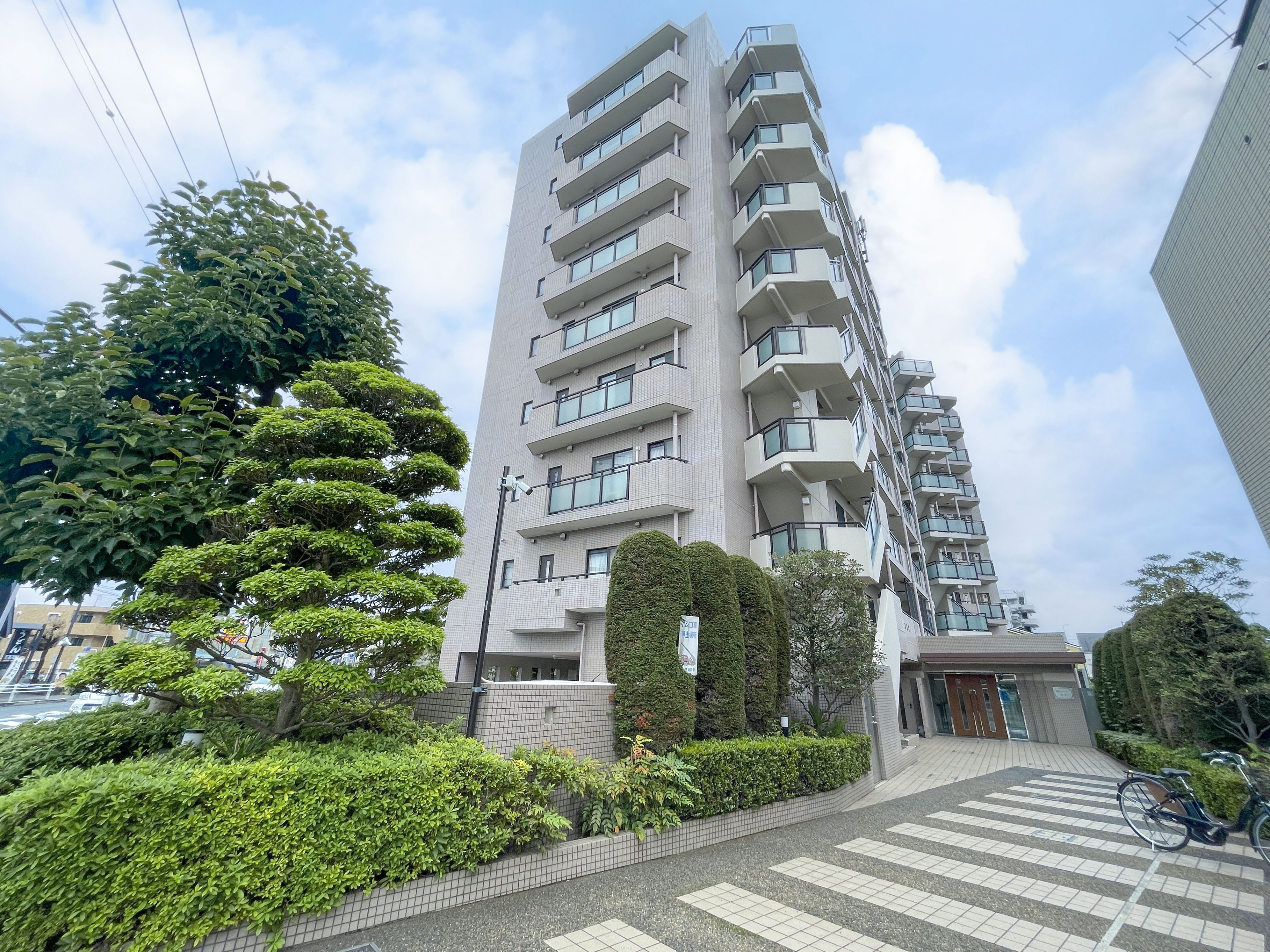 高層マンションの外観を撮影した写真