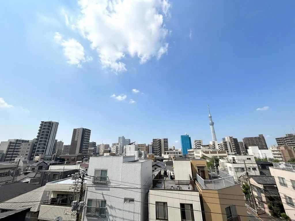 窓やバルコニーからの都市の景色が主体の写真