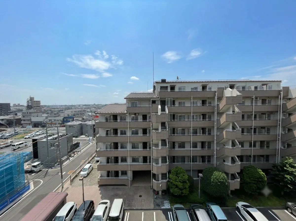 建物の外観を捉えた全体像の写真