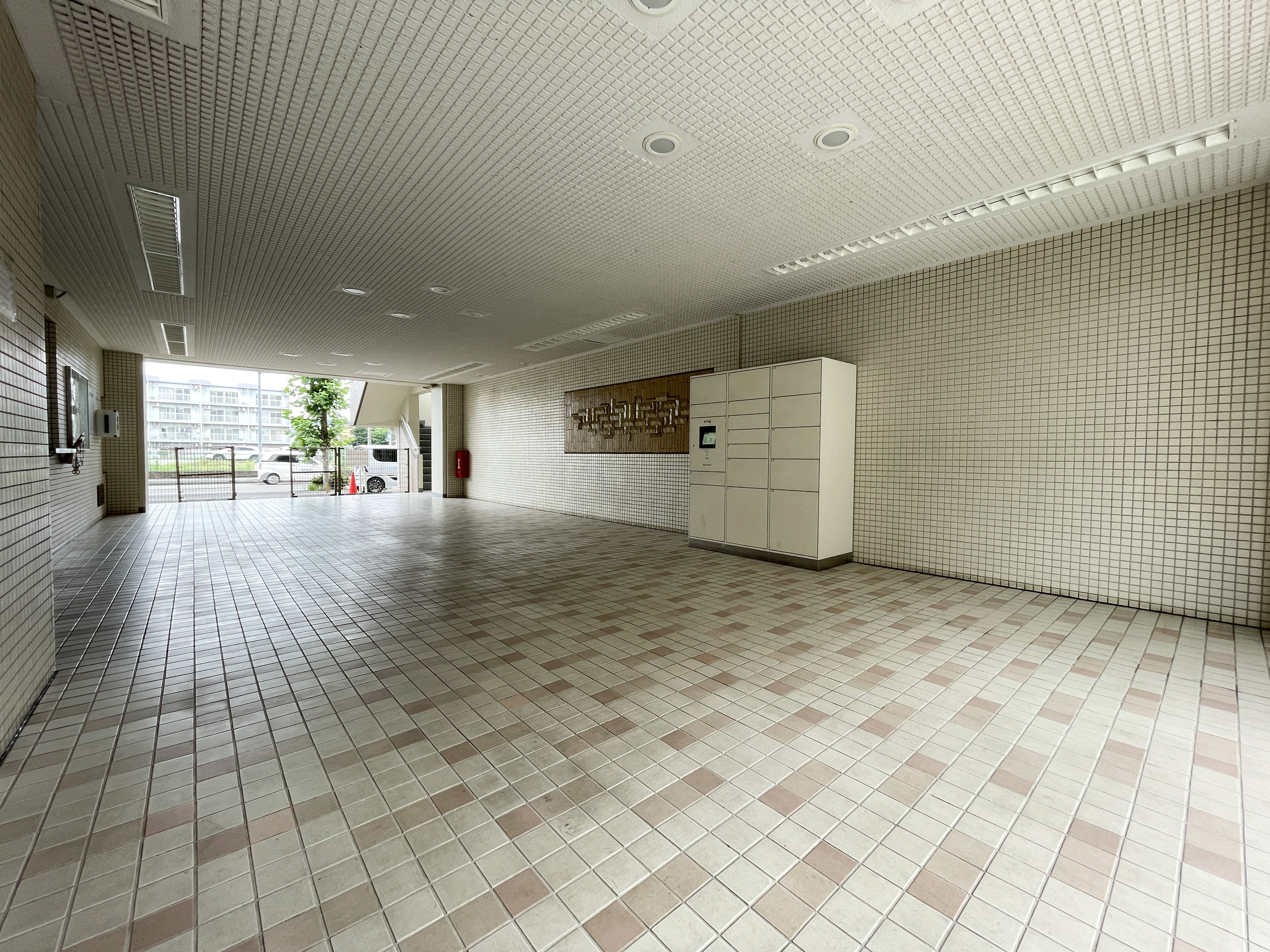 廊下やエントランスホールなどの共用部分を撮影した写真