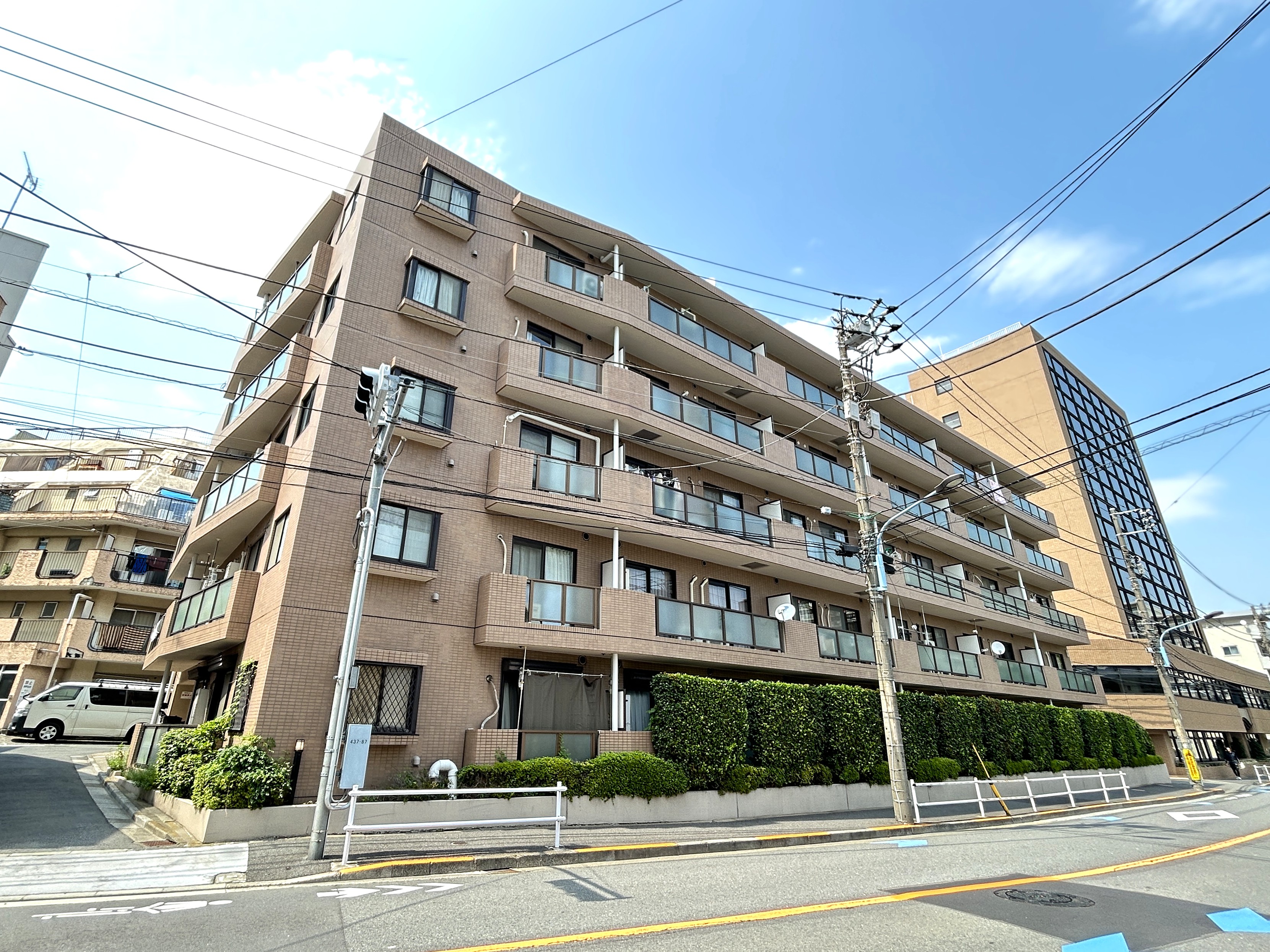 建物の外観が中心に写り、道路や周辺施設も含まれる全体像