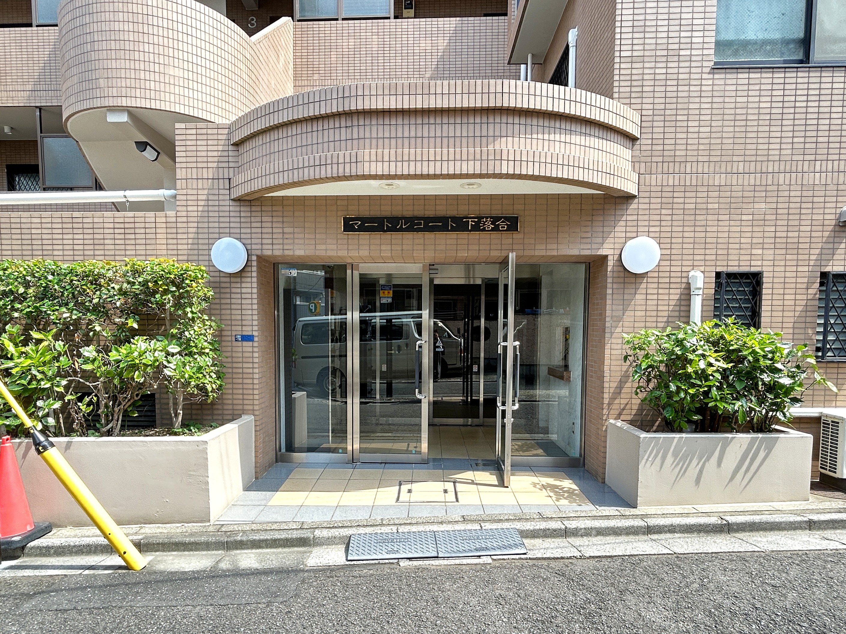 建物の外観全体を捉えた画像