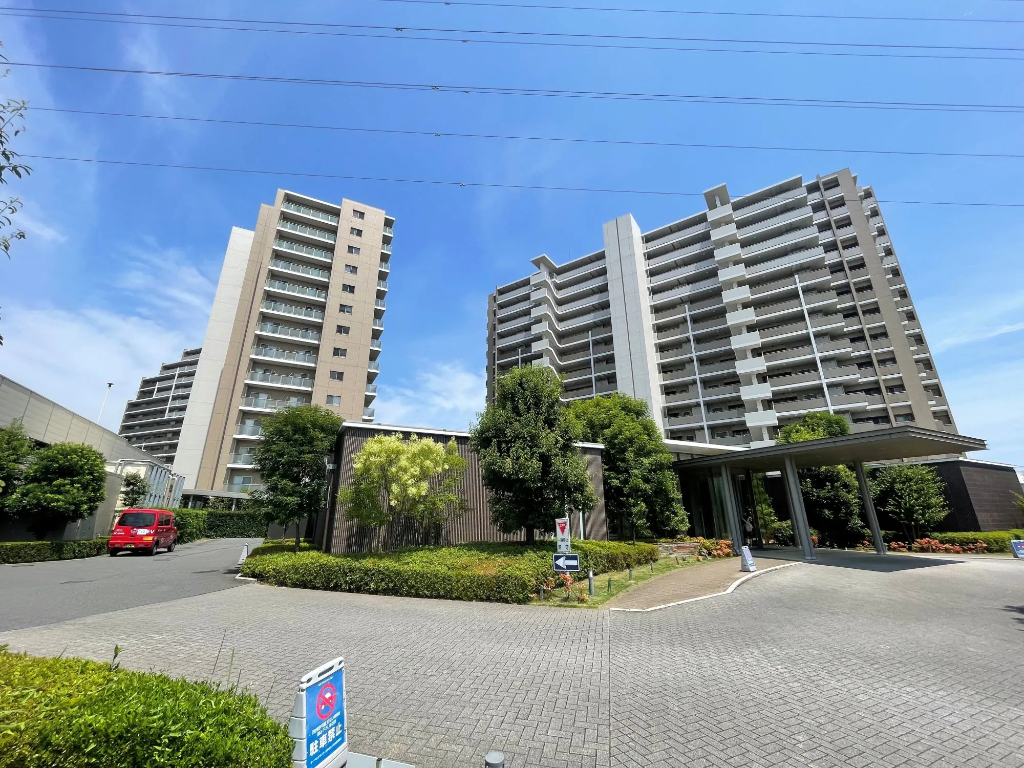高層マンションの外観を撮影した画像