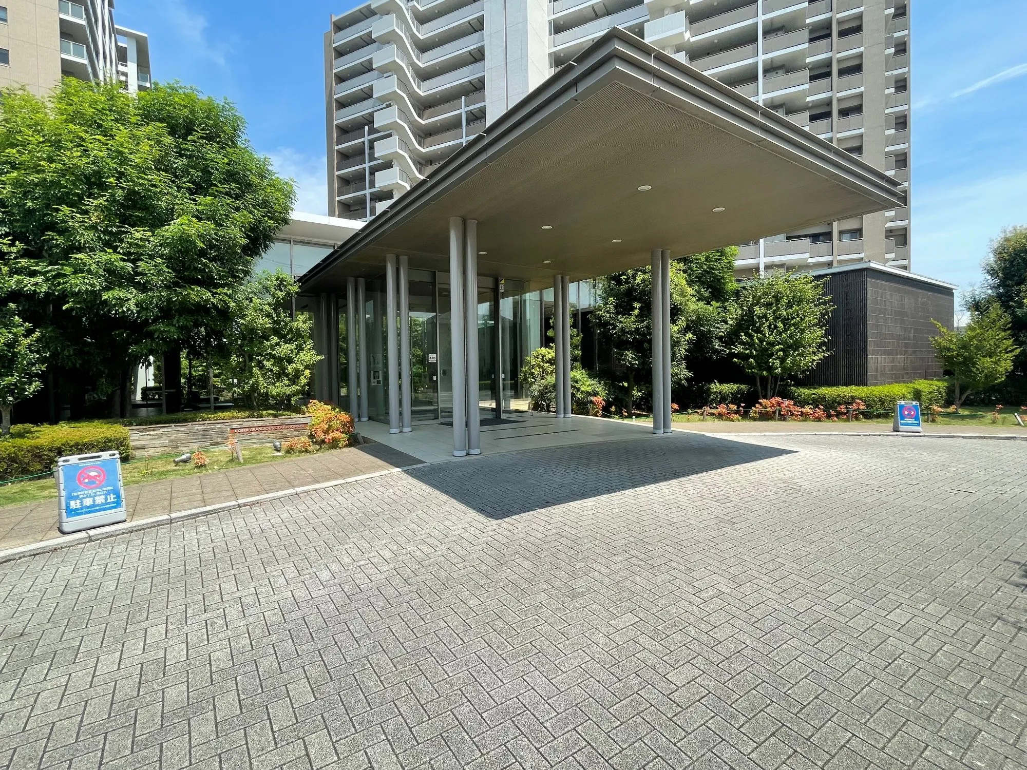 建物の入口部分を含む外観が主体の画像