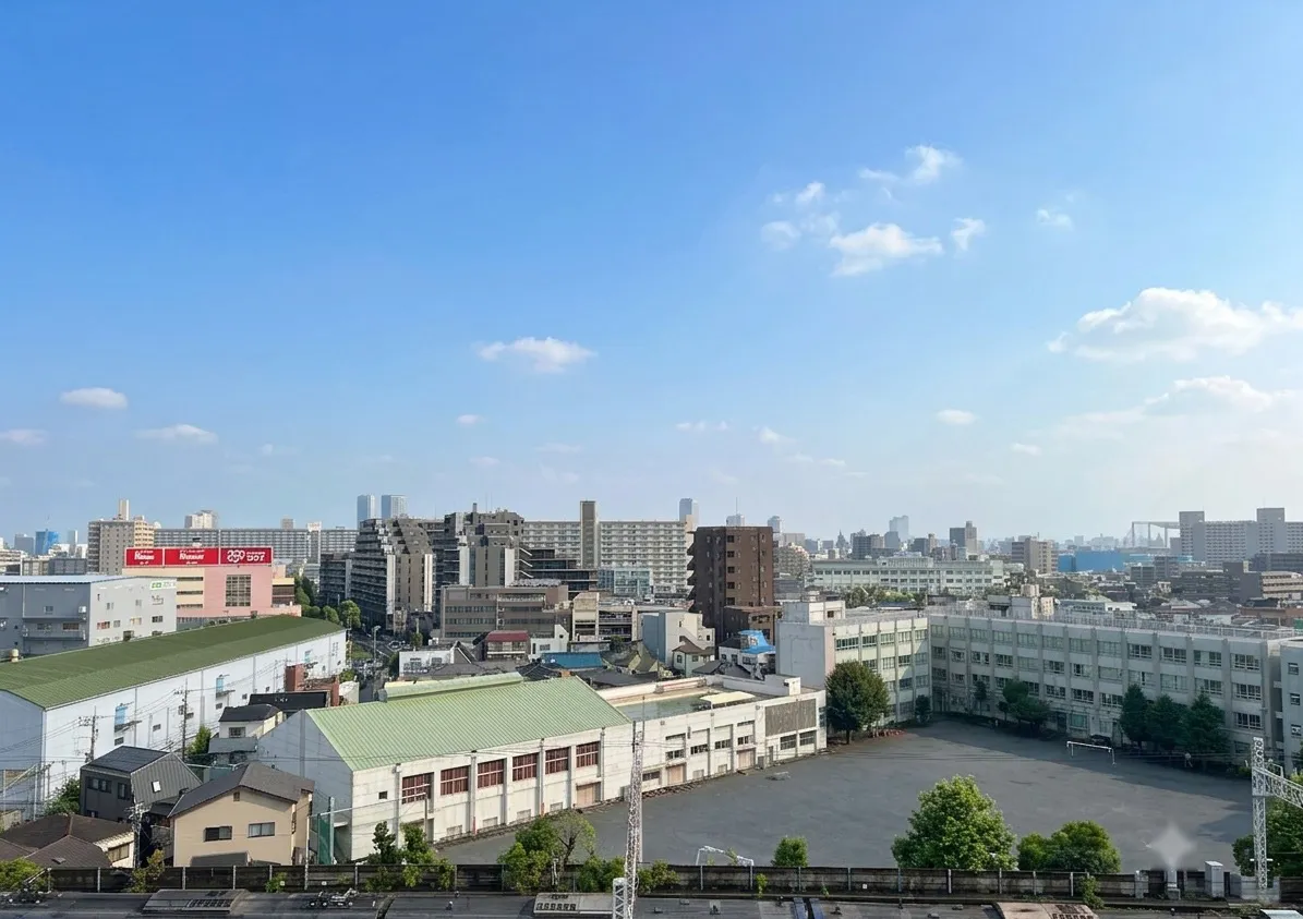 都市部の建物や道路、周辺施設を含む広範な景観