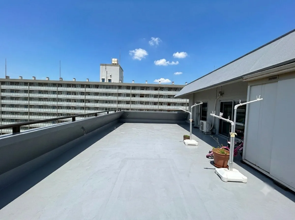 建物の屋上部分を捉えた外観写真