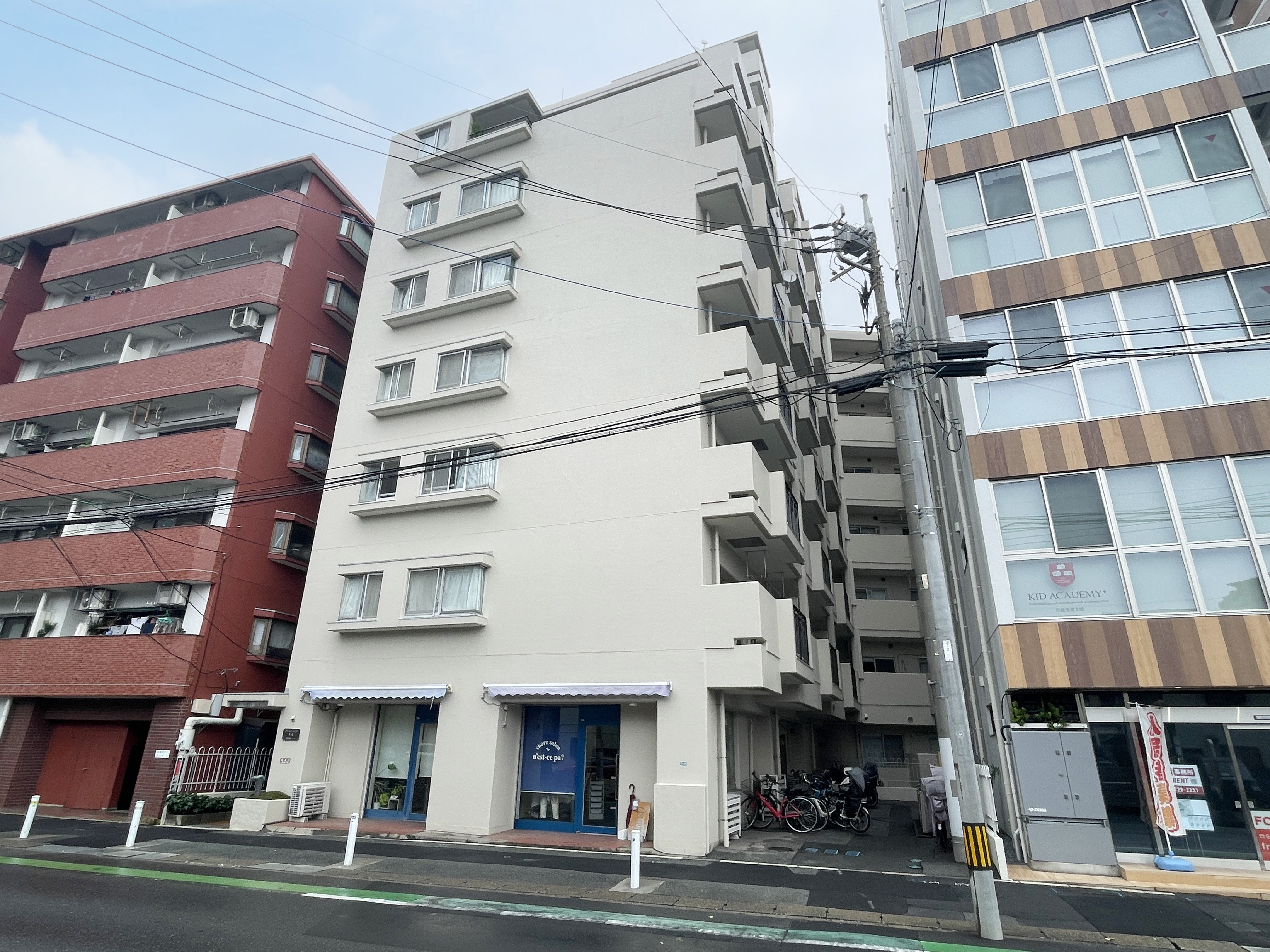 建物の外観が主要な被写体で、道路・周辺のビルを捉えた画像