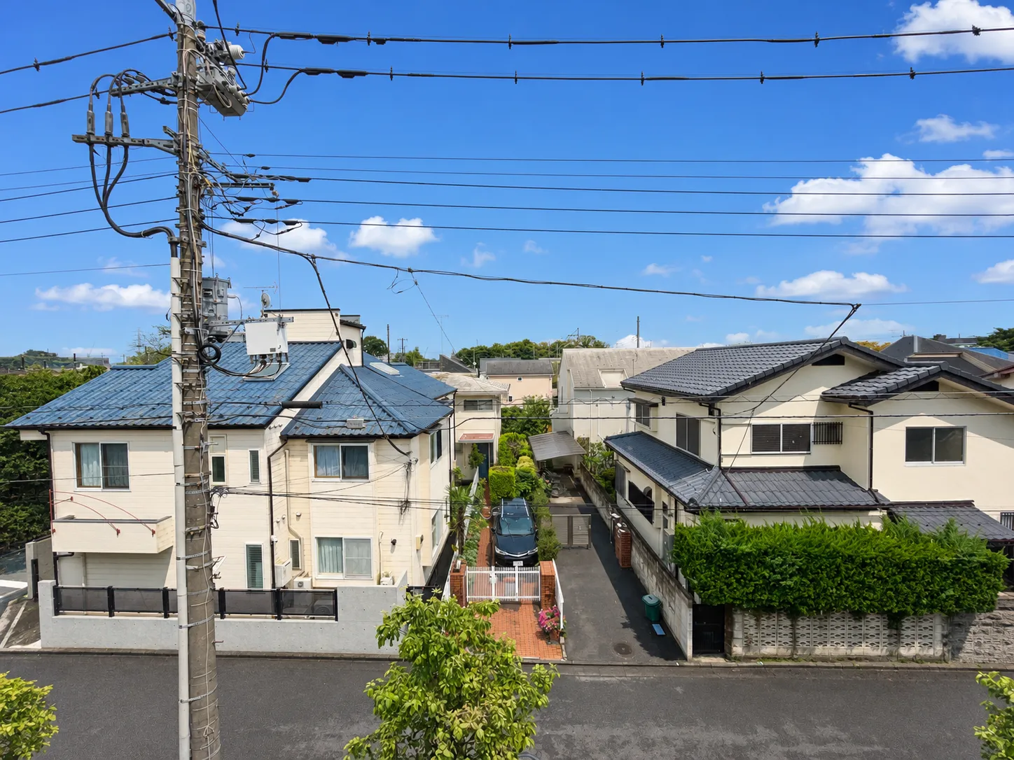 住宅の外観と周辺道路を撮影した外部写真
