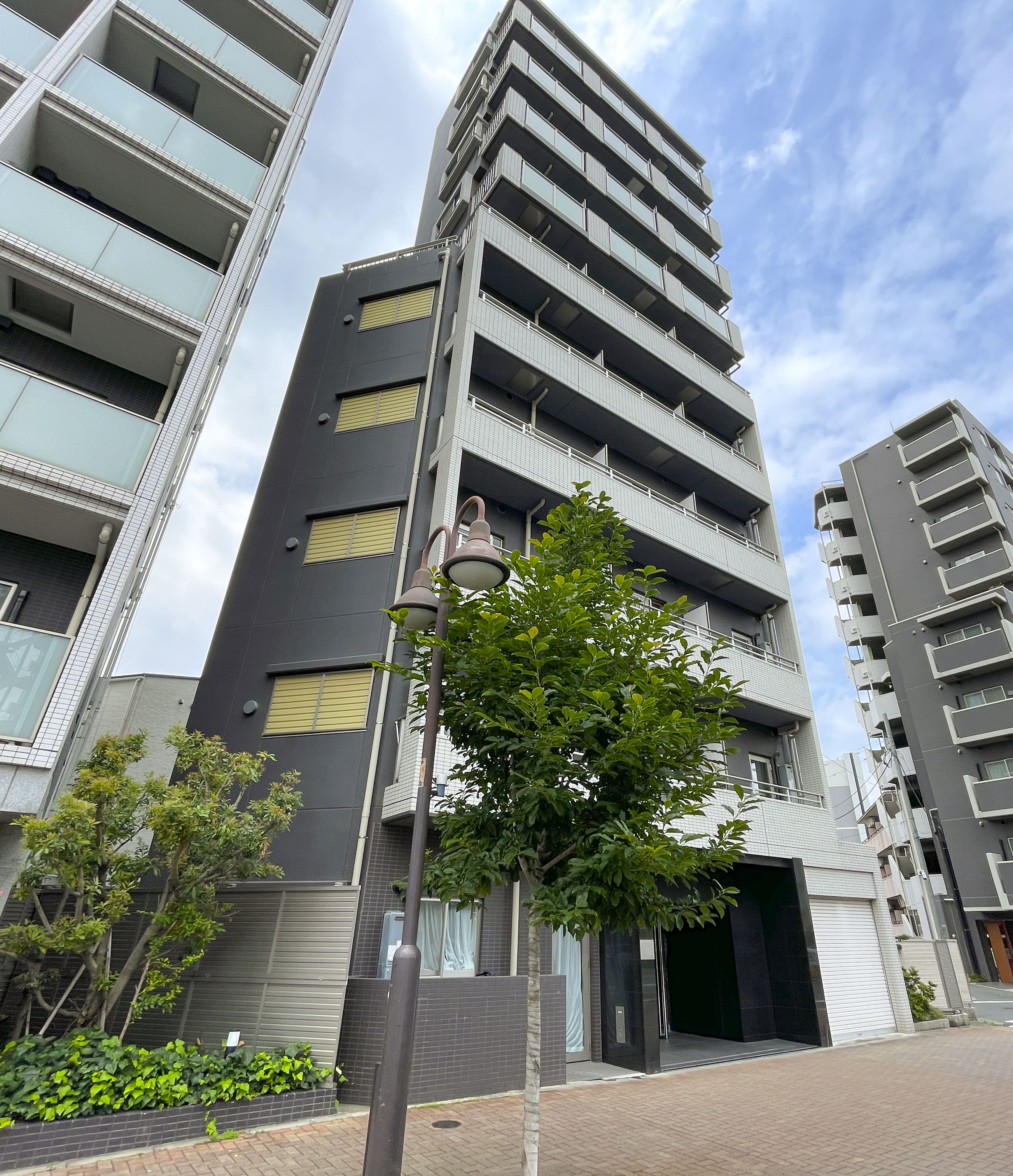 建物の外観全体が写った画像