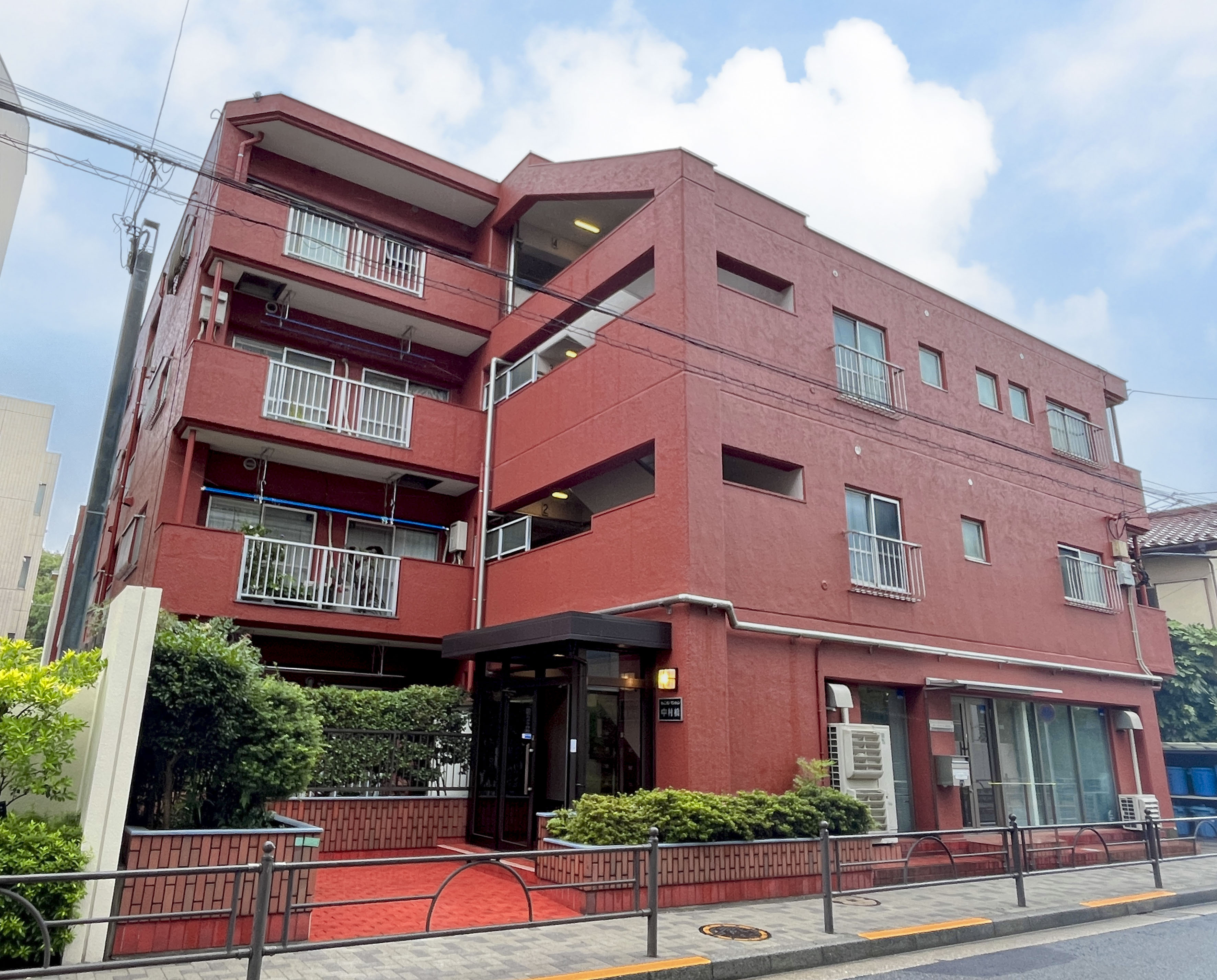 建物の外観全体を撮影した画像