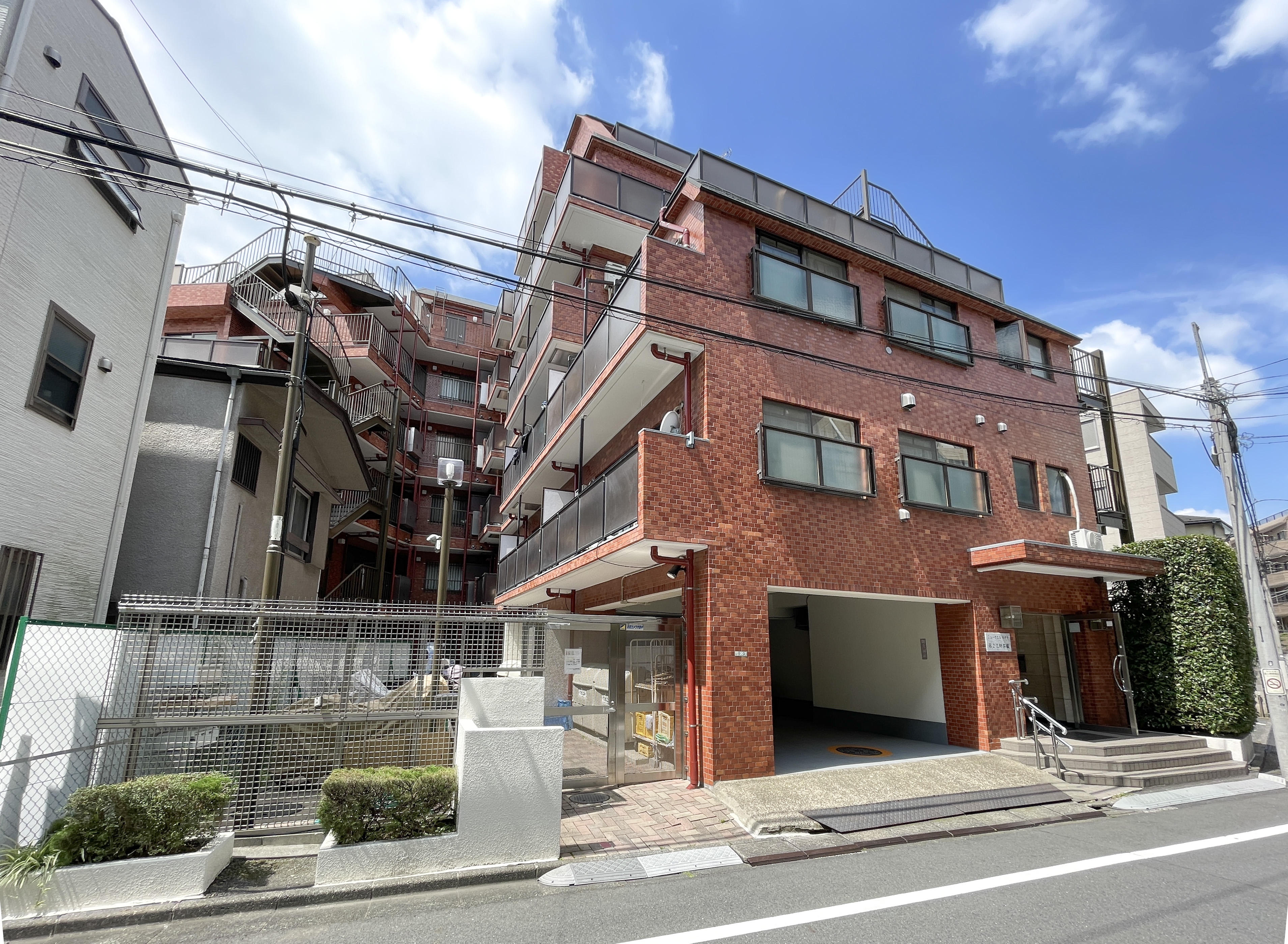 建物の外観全体を捉えた画像
