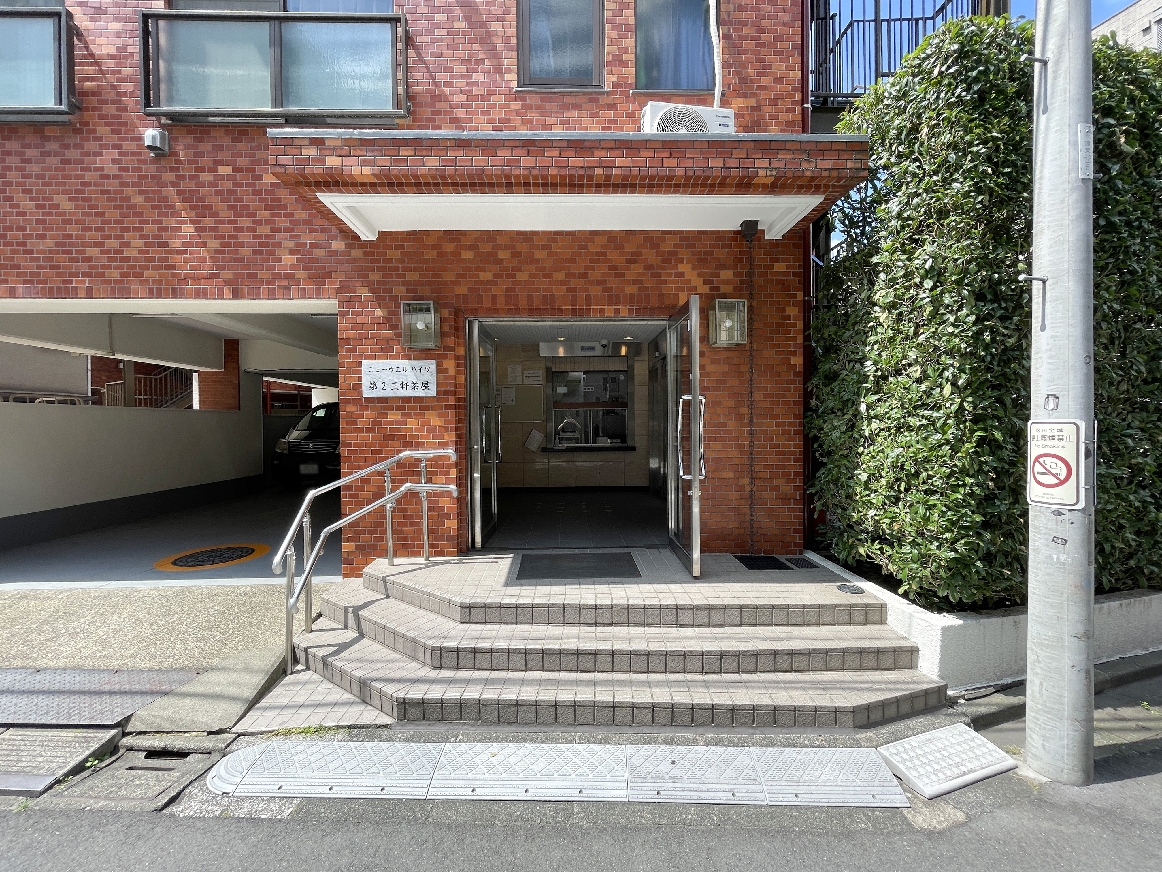 建物の外観全体（エントランス、階段、壁面など）を捉えた画像