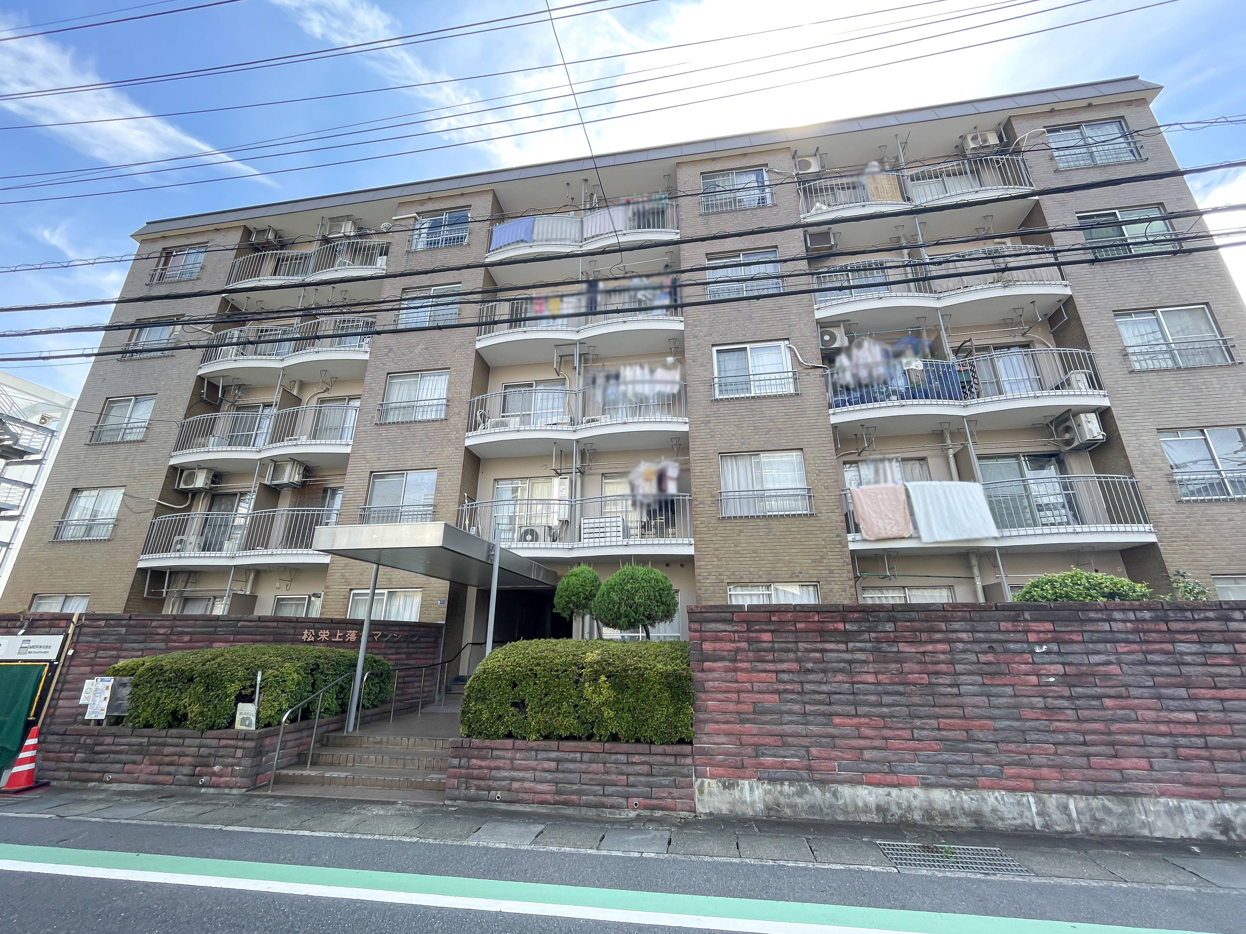 建物の外観全体を撮影した写真