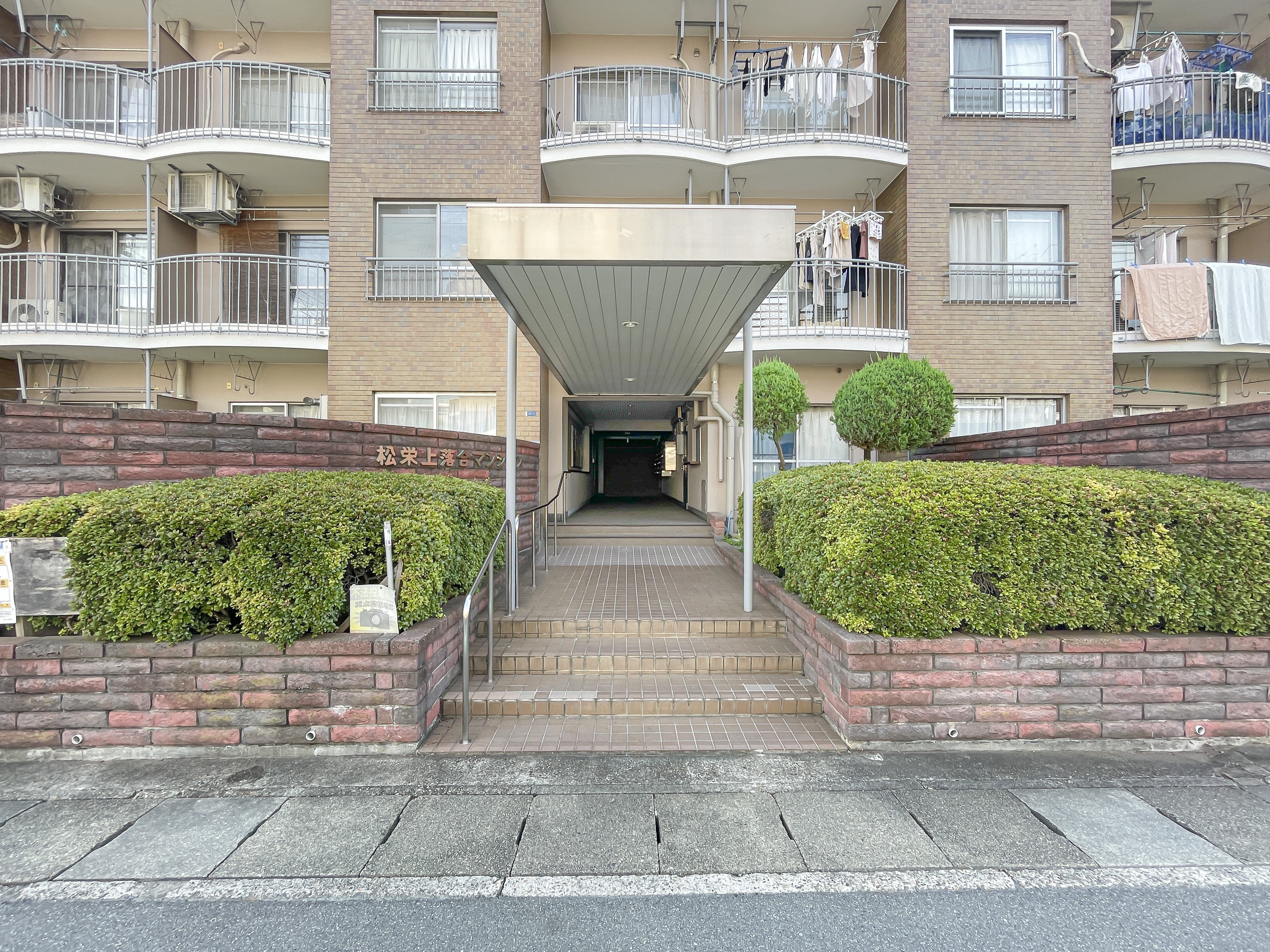 建物の入口部分、階段と屋根付き通路を含む玄関エリアが主体