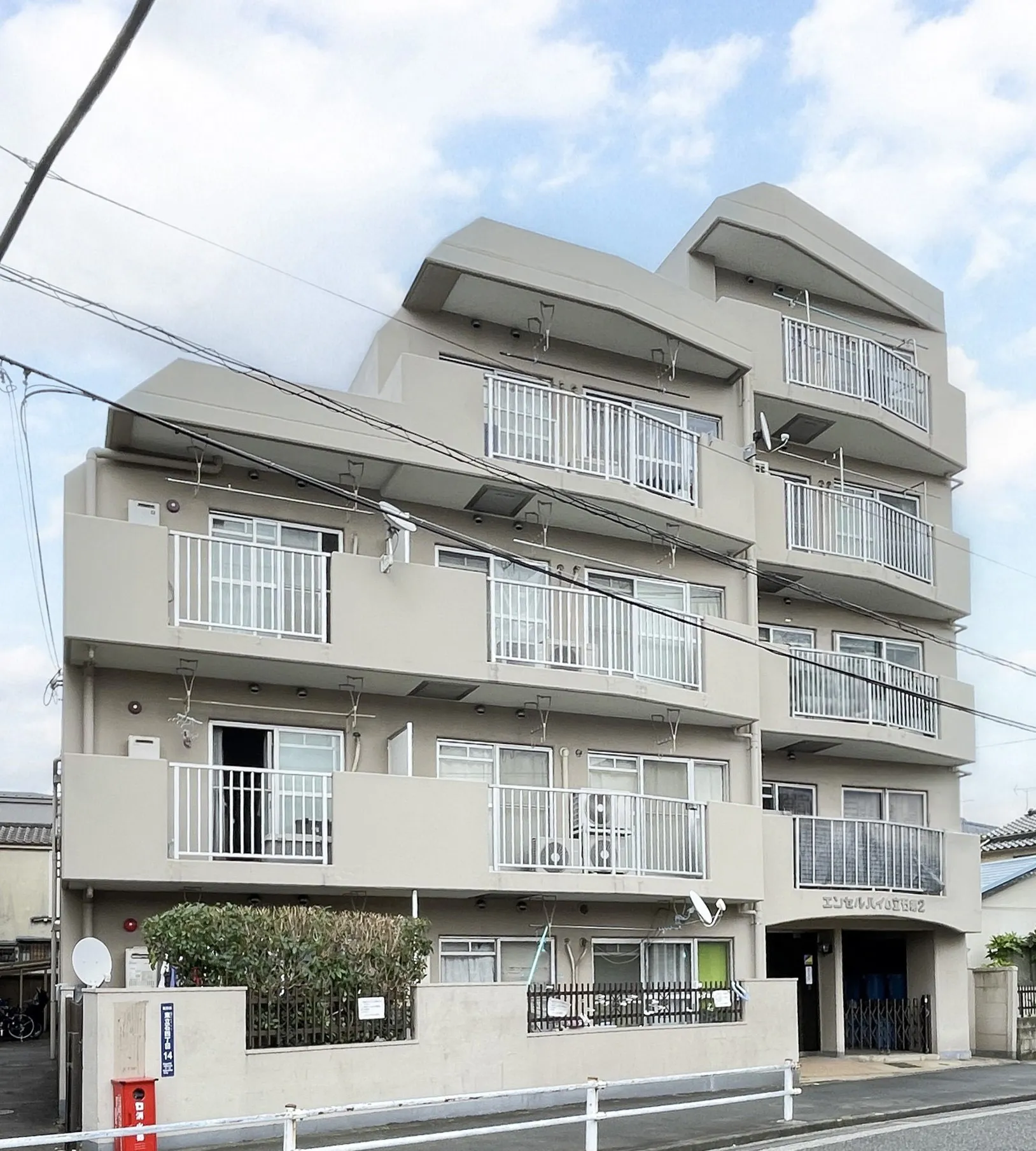 建物の外観全体を撮影した写真