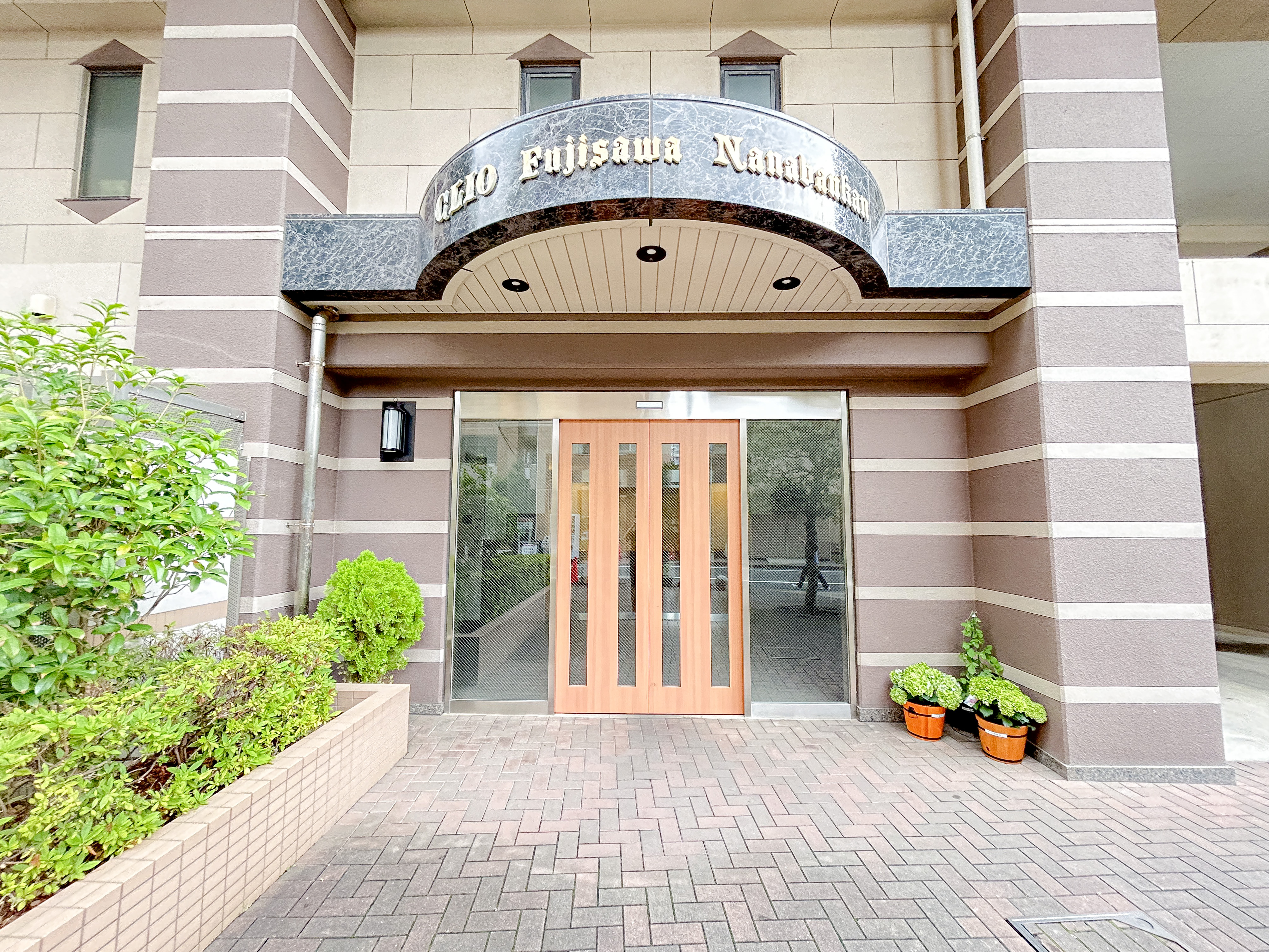 建物の玄関部分を主体に撮影した外観写真