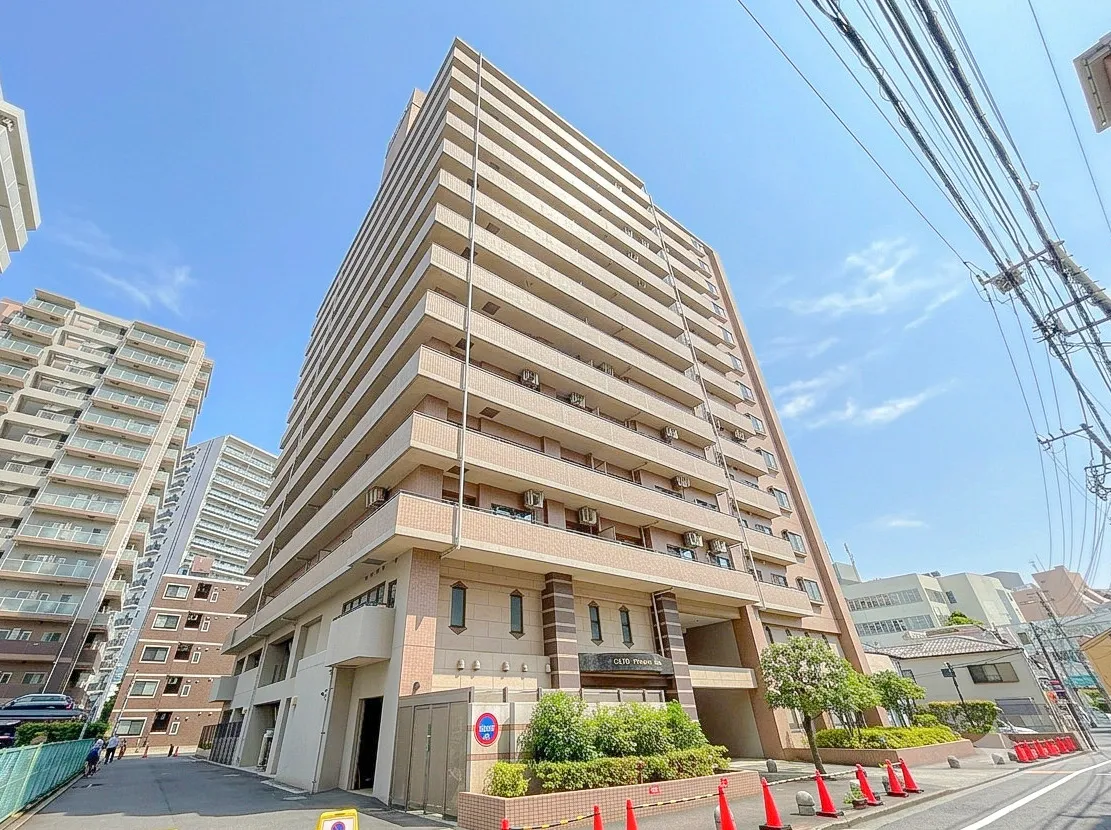 高層マンションの外観全体を撮影した画像
