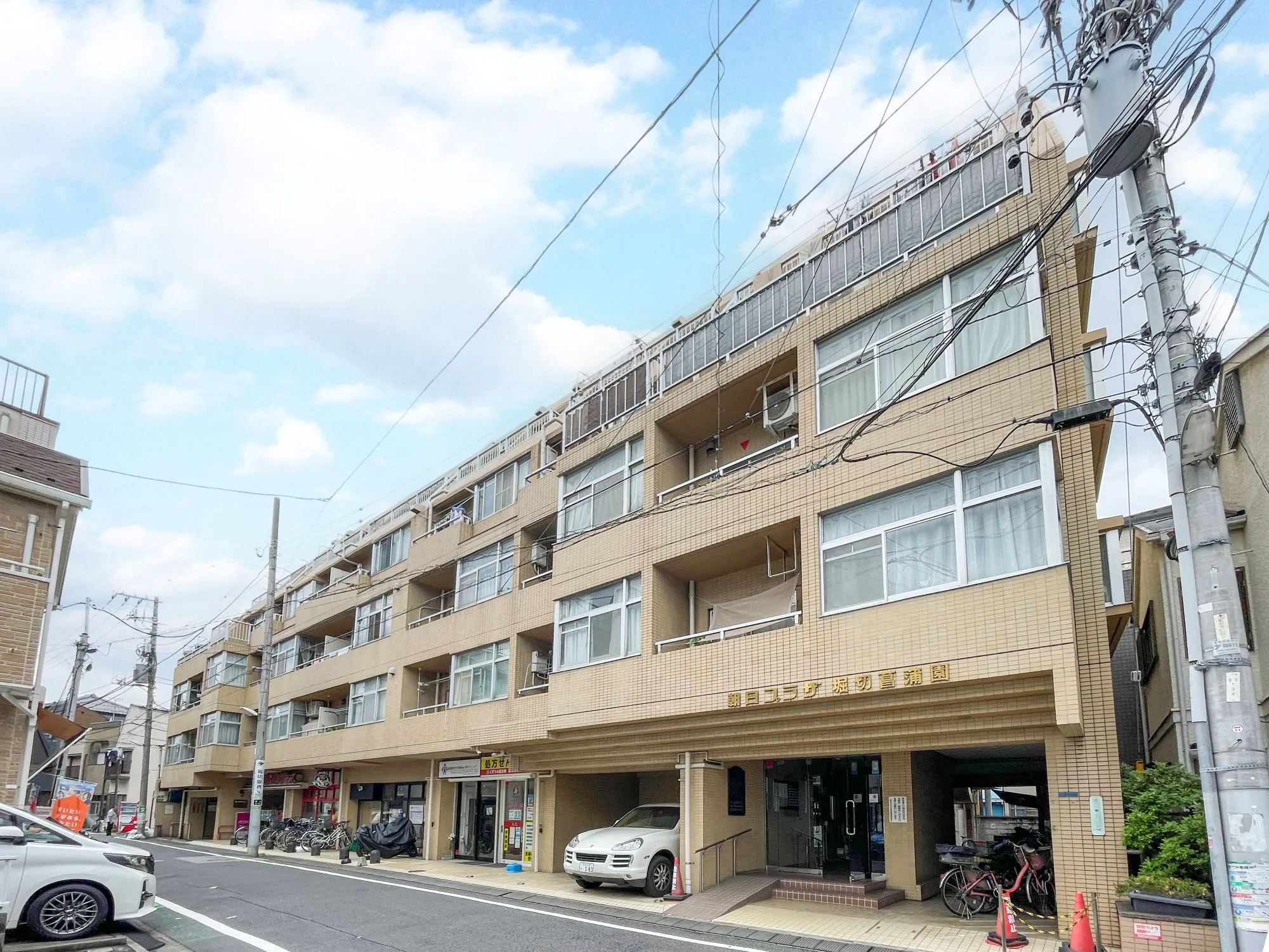 建物の外観を捉えた画像で、建物全体と周辺道路が中心