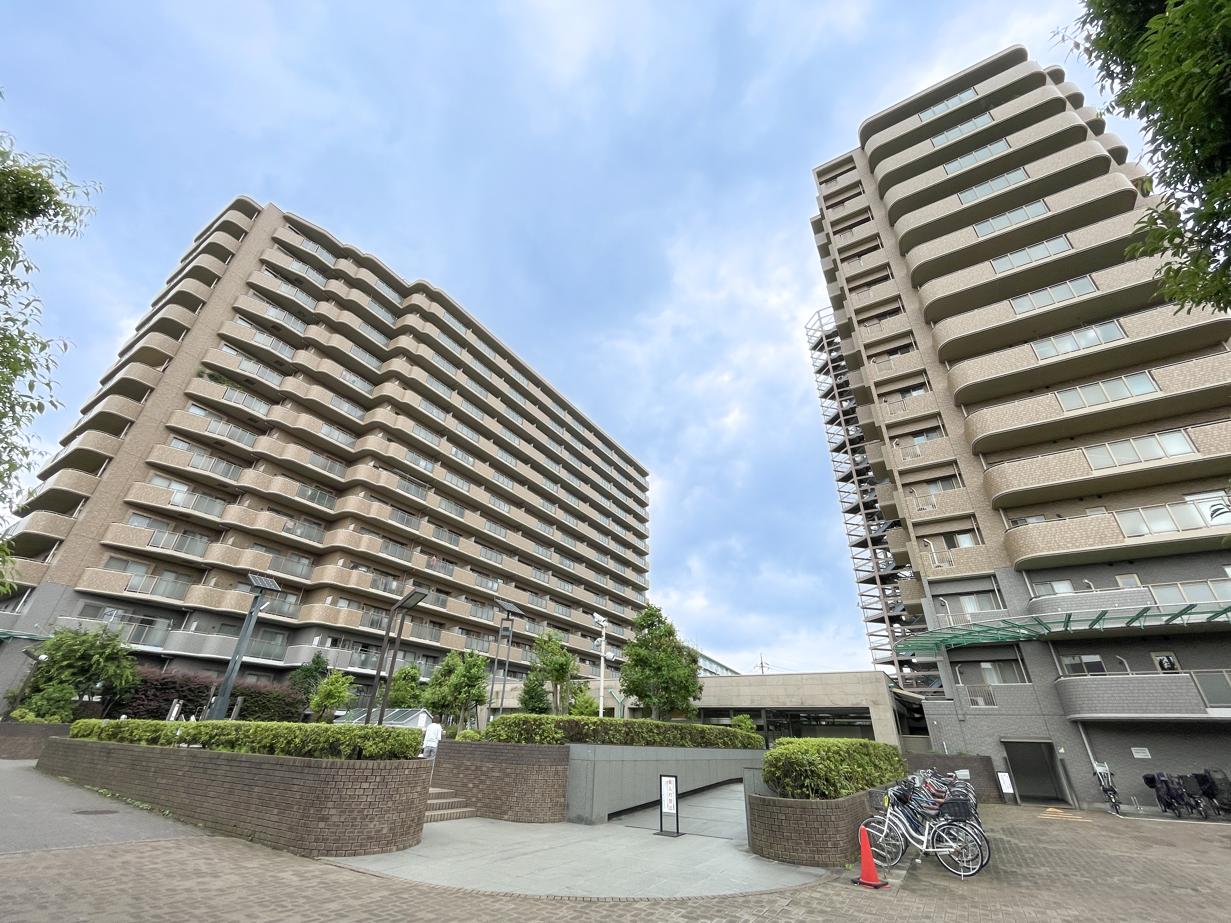 高層マンションの外観を捉えた画像