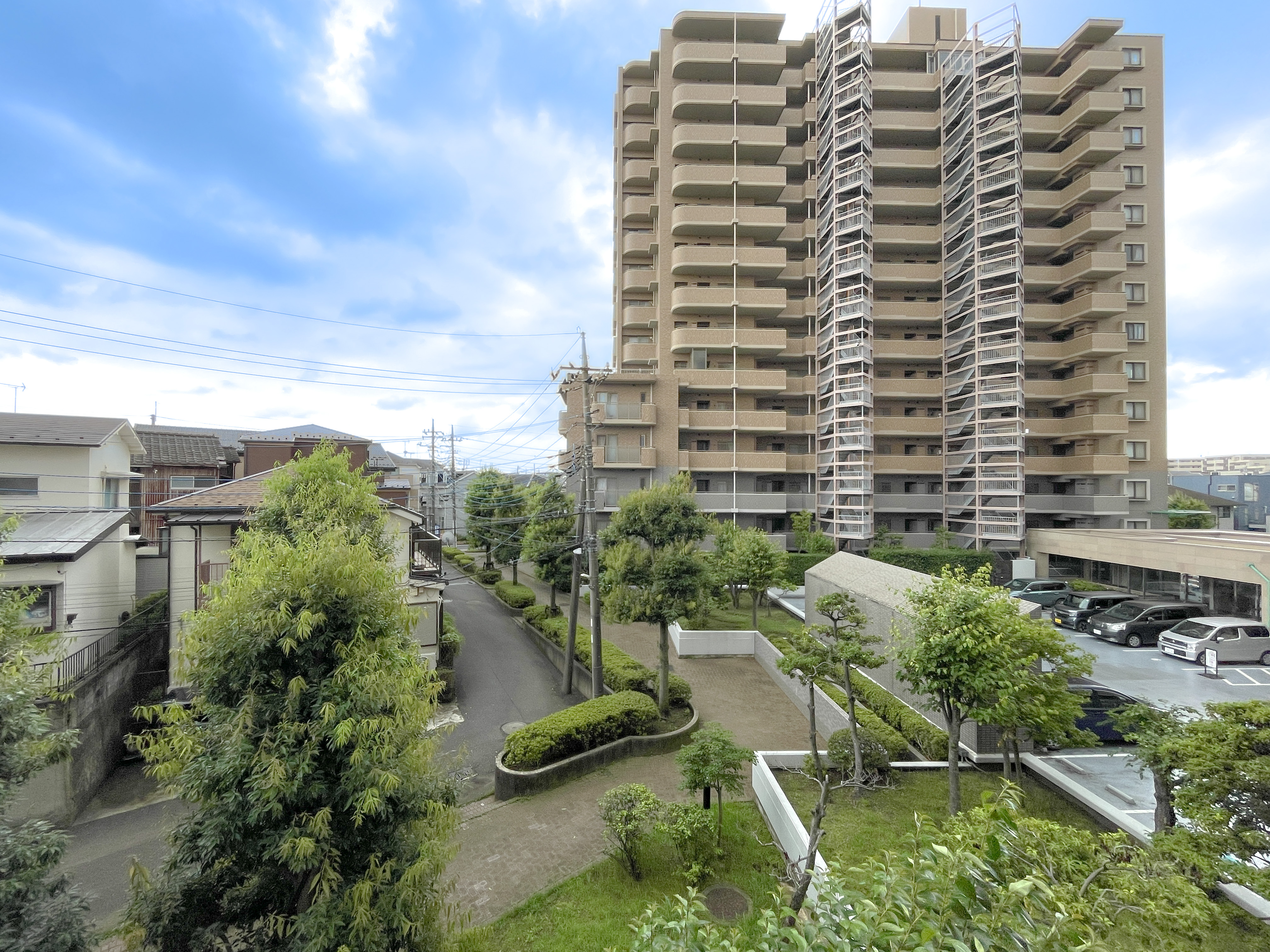 高層マンションの外観を捉えた画像