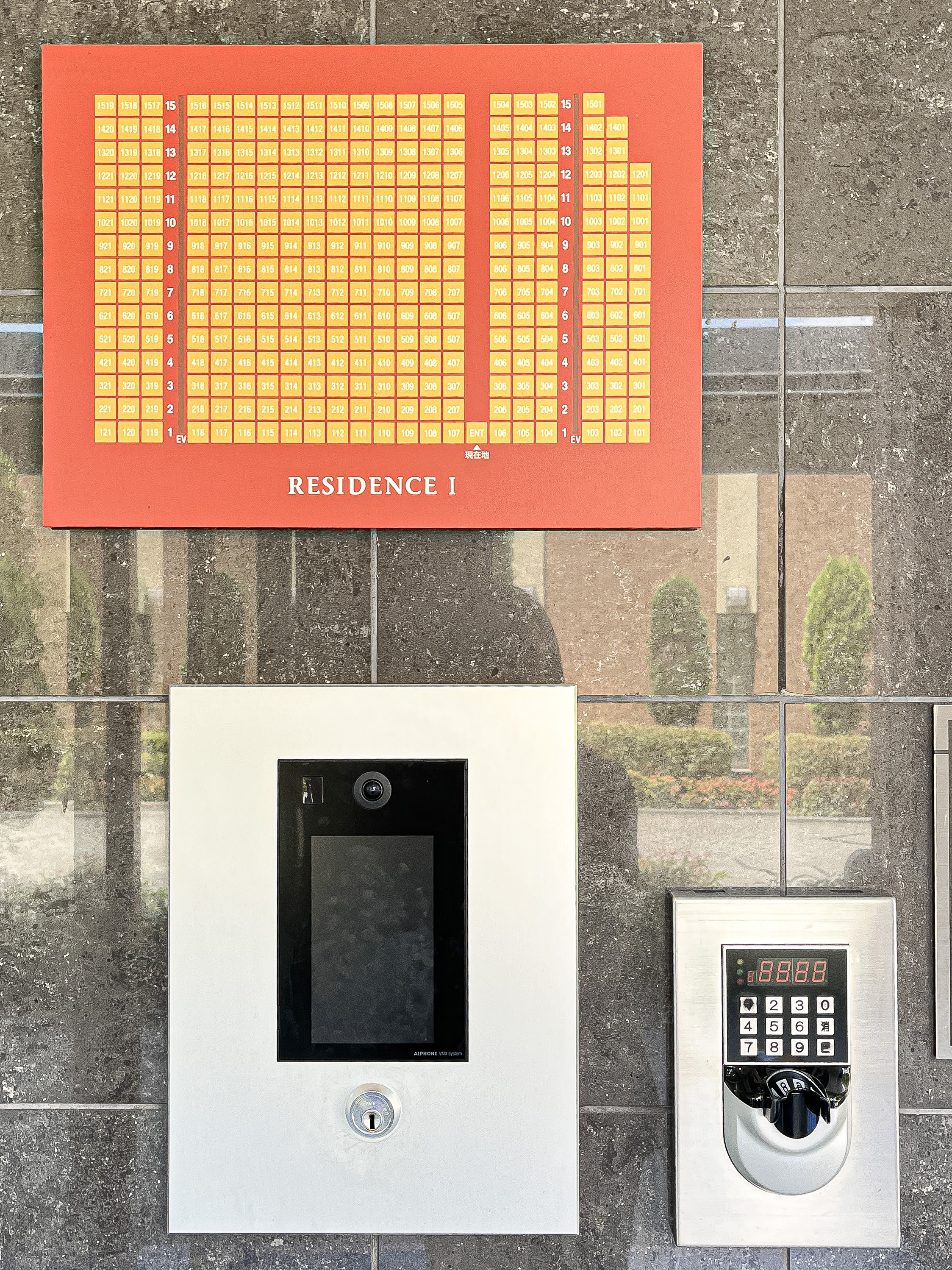 建物の間取り図を表示した外壁の画像